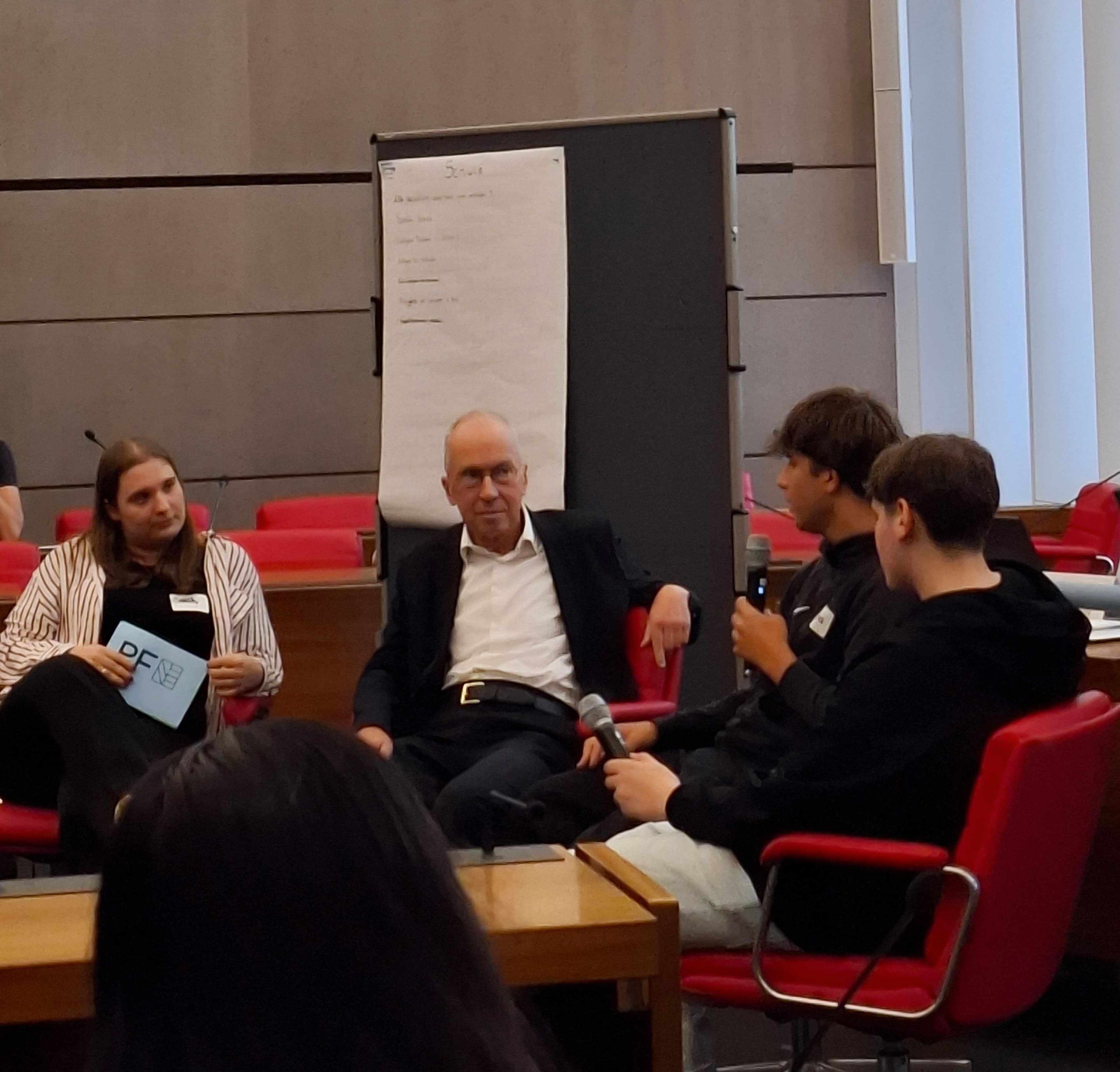 Jugend erlebt Politik live im Rathaus Pforzheim | Symbolbild