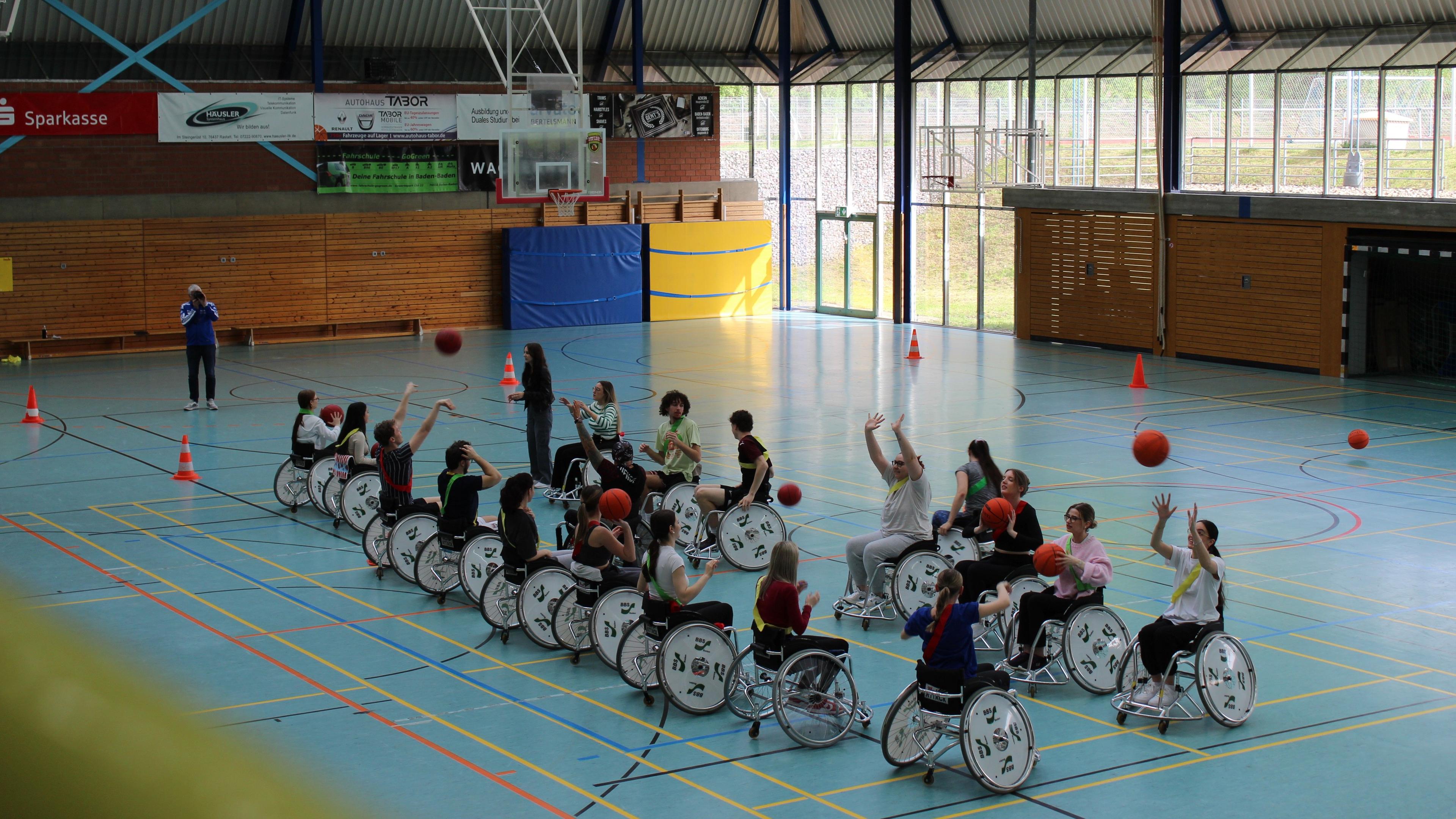 Schüler erleben Mobilitätseinschränkungen im Rollstuhl | Symbolbild