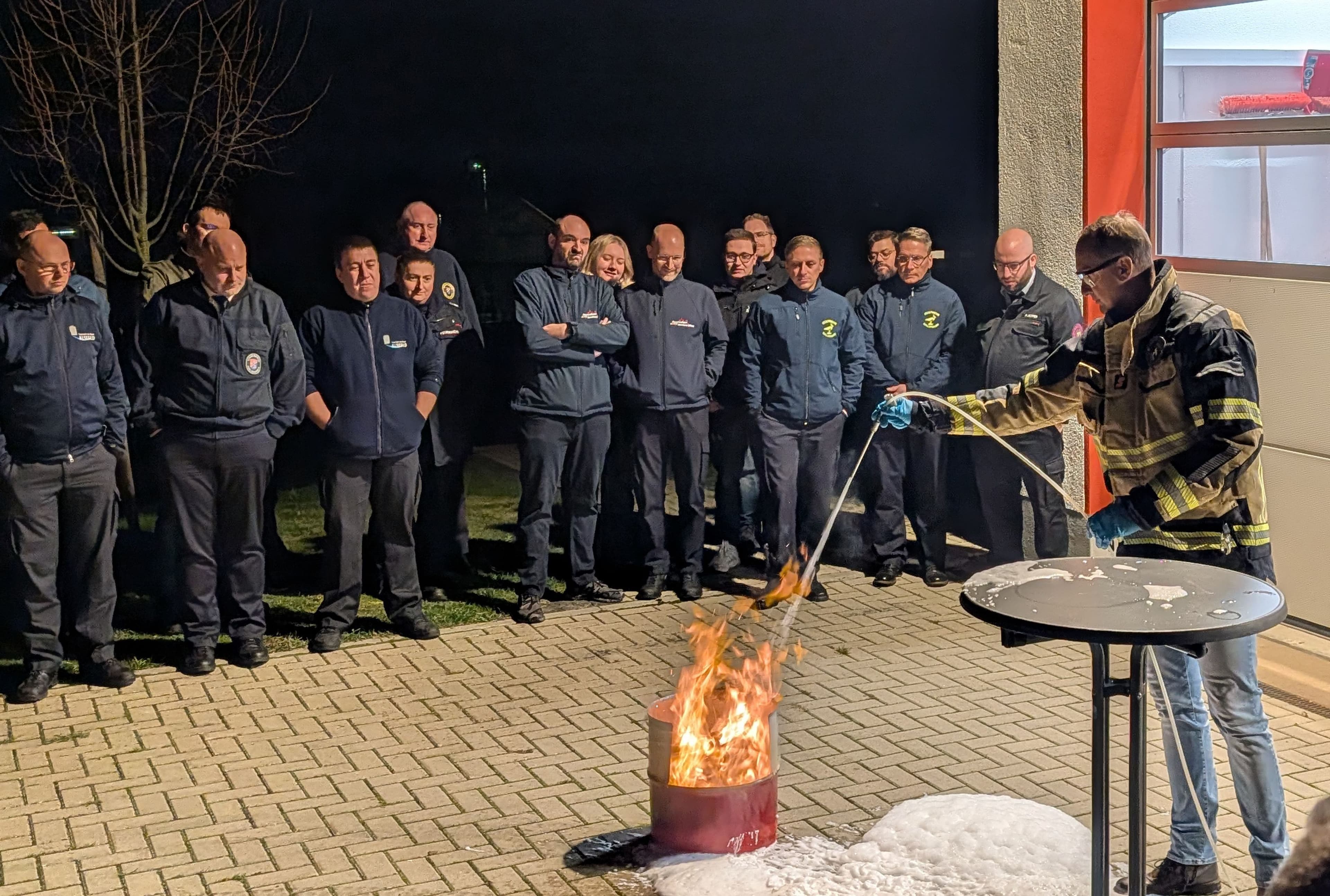 Feuerwehrführungskräfte des Vogelsbergkreises informieren sich bei einem Seminar über Brandbekämpfung mit Schaum.