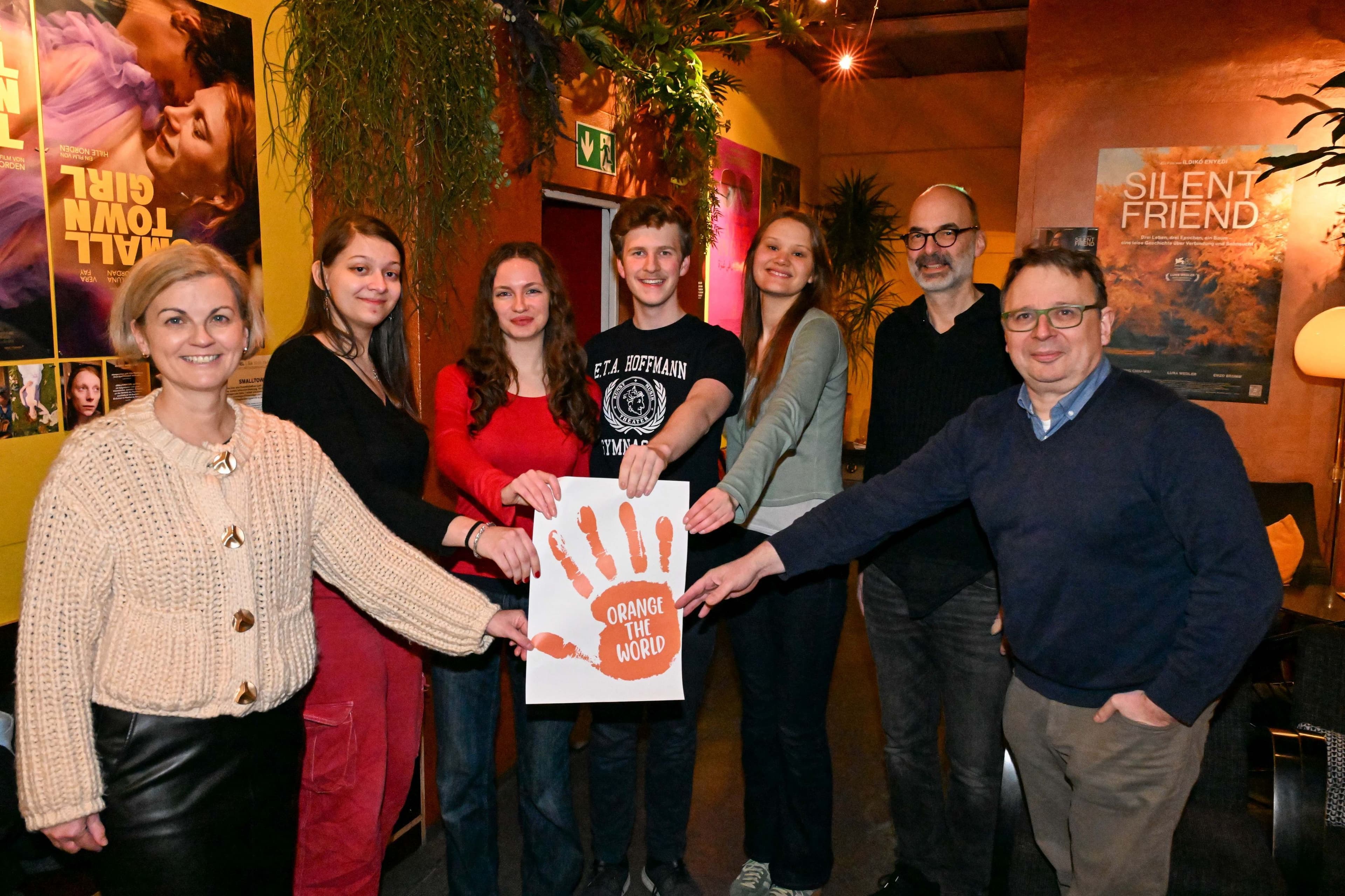 SchĂĽlerinnen und SchĂĽler des Projekt-Seminars E.T.A.-Hoffmann-Gymnasium nach der FilmvorfĂĽhrung im Lichtspiel Bamberg. SchĂĽlerinnen und SchĂĽler des Projekt-Seminars E.T.A.-Hoffmann-Gymnasium nach der FilmvorfĂĽhrung im Lichtspiel Bamberg.