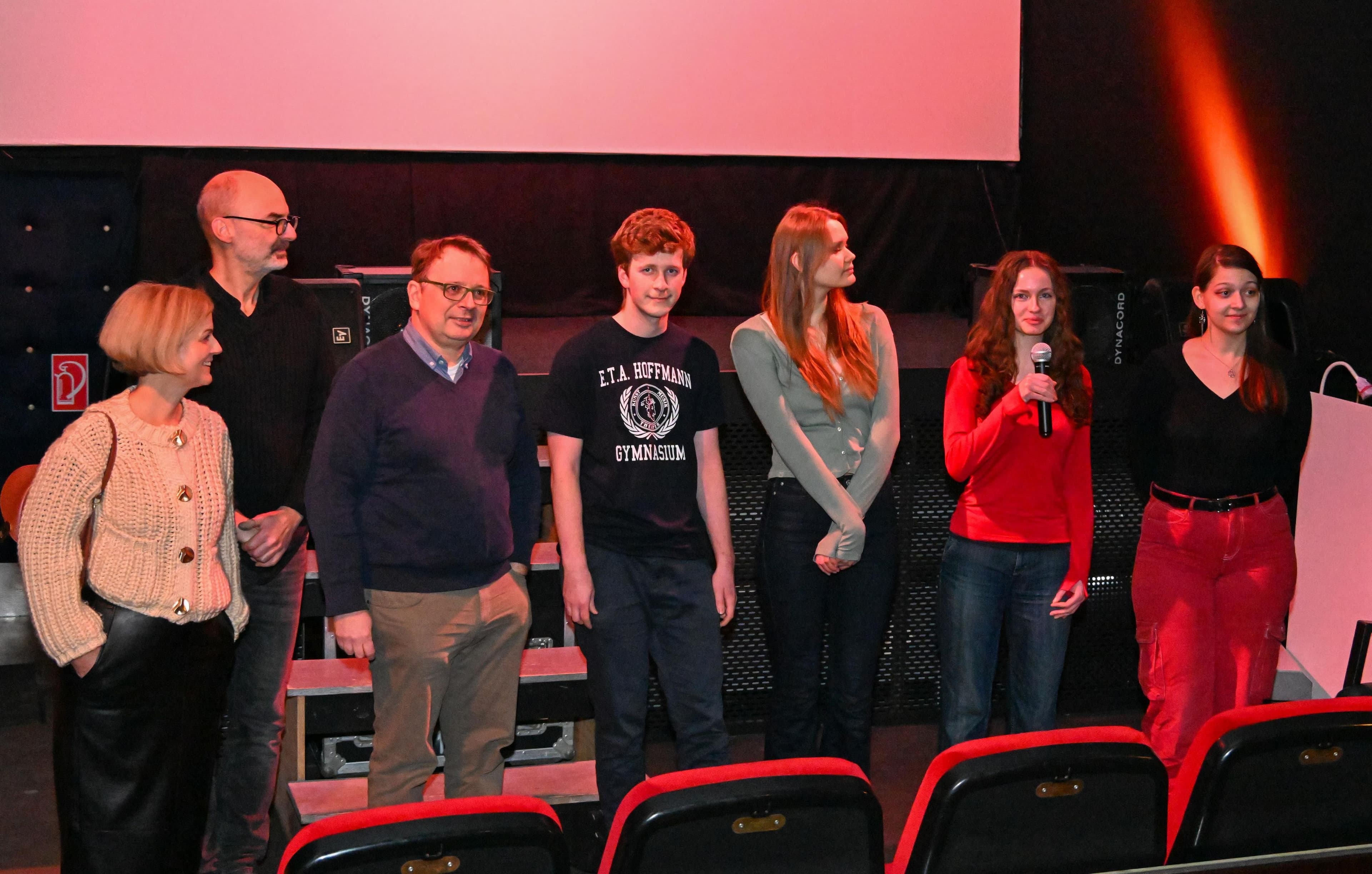 SchĂĽler*innen setzen Zeichen gegen Gewalt an Frauen | Symbolbild