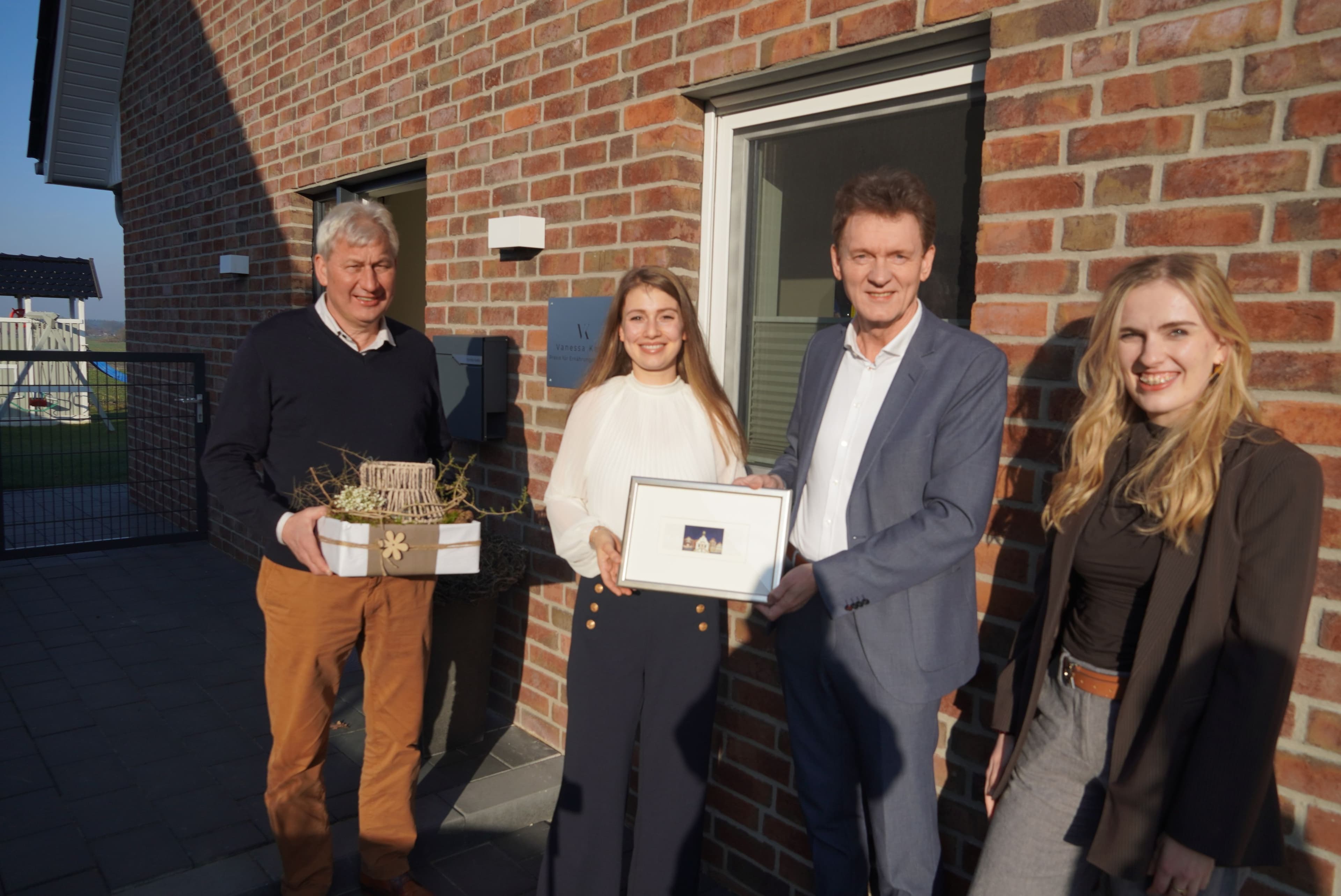 Ortsbürgermeister, Ernährungspsychologin, Oberbürgermeister und Wirtschaftsförderin bei Praxiseröffnung in Baccum. Ortsbürgermeister, Ernährungspsychologin, Oberbürgermeister und Wirtschaftsförderin bei Praxiseröffnung in Baccum.