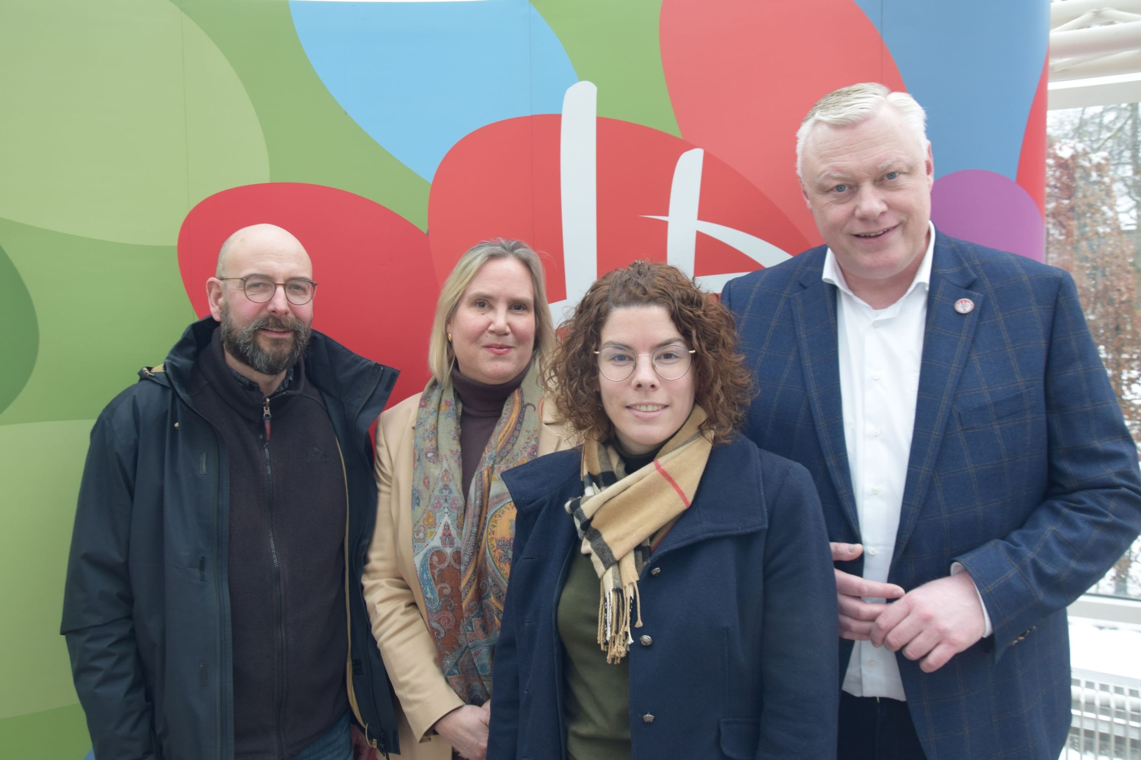 Stadt- und Fachexpert:innen kündigen die Bürgerinfoveranstaltung zur Wärmeversorgung in Höxter an. Stadt- und Fachexpert:innen kündigen die Bürgerinfoveranstaltung zur Wärmeversorgung in Höxter an.