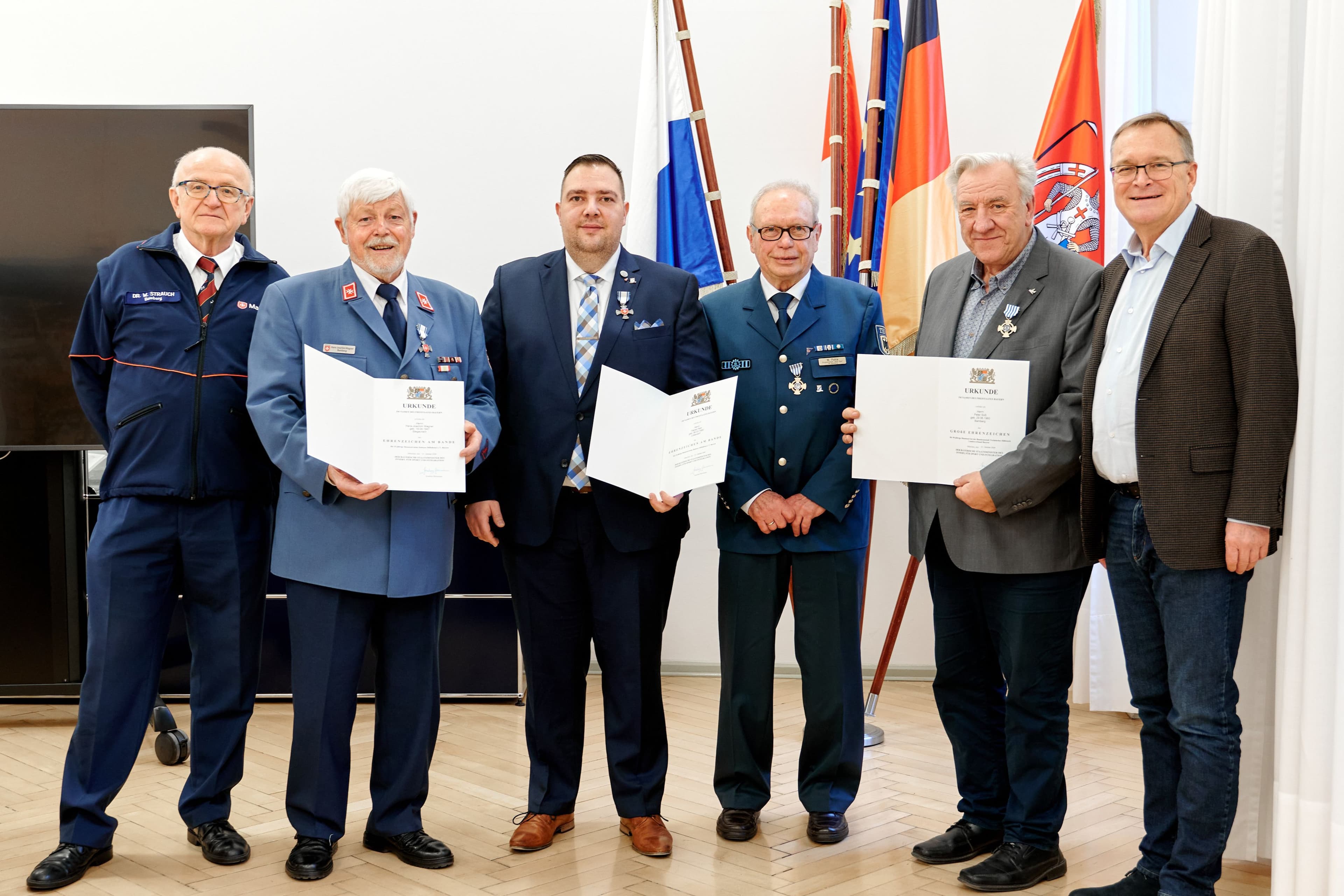 Oberbürgermeister Andreas Starke verleiht das Ehrenzeichen an Peter Süß, Fabian Reh und Hans-Joachim Wagner für ihre langjährigen Verdienste im Ehrenamt.