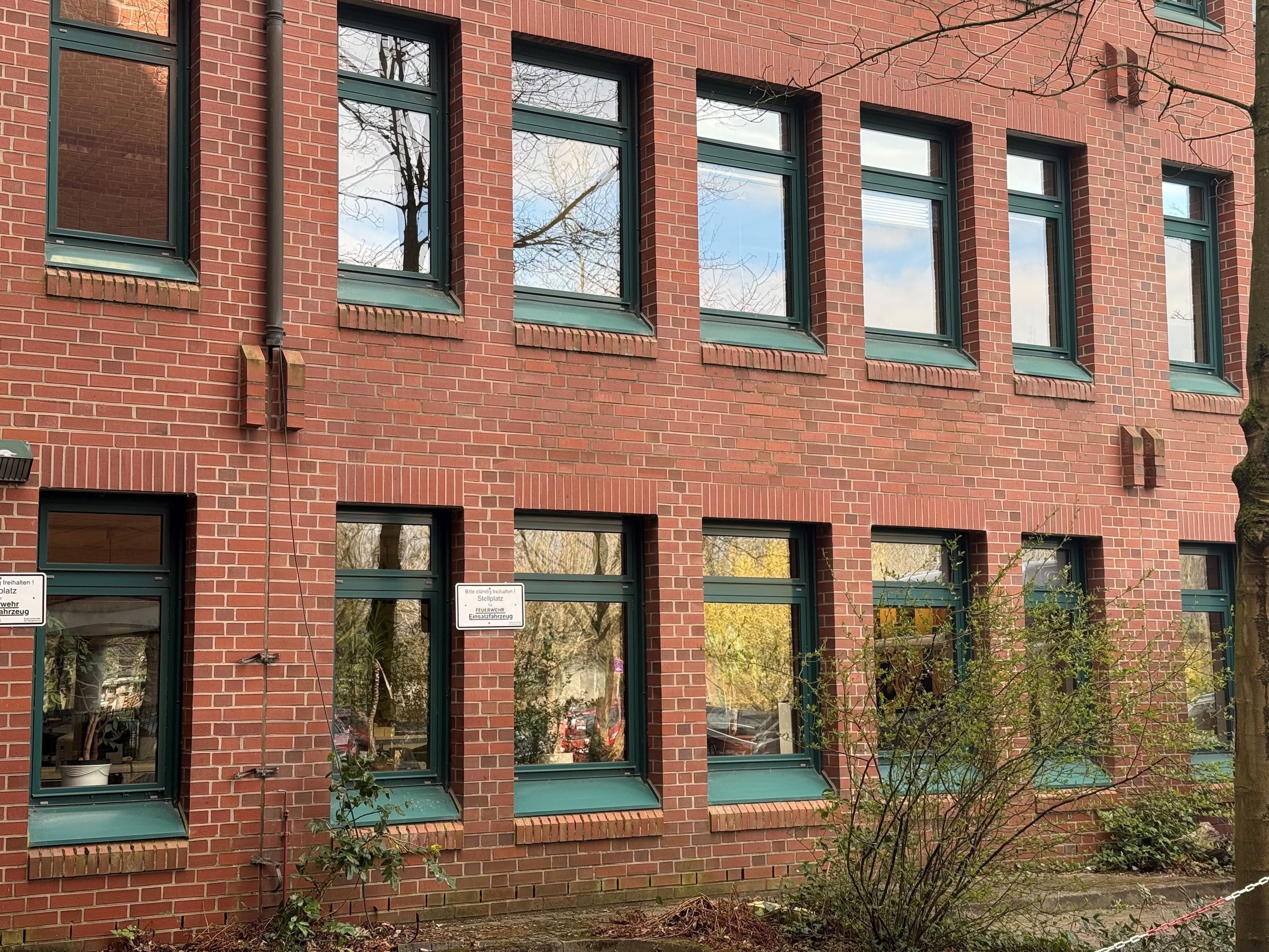 Die Baustelle am Norderstedter Rathaus, an der kürzlich Fallrohre gestohlen wurden, zeigt die beschädigten Kupferteile und den abgesperrten Bereich.