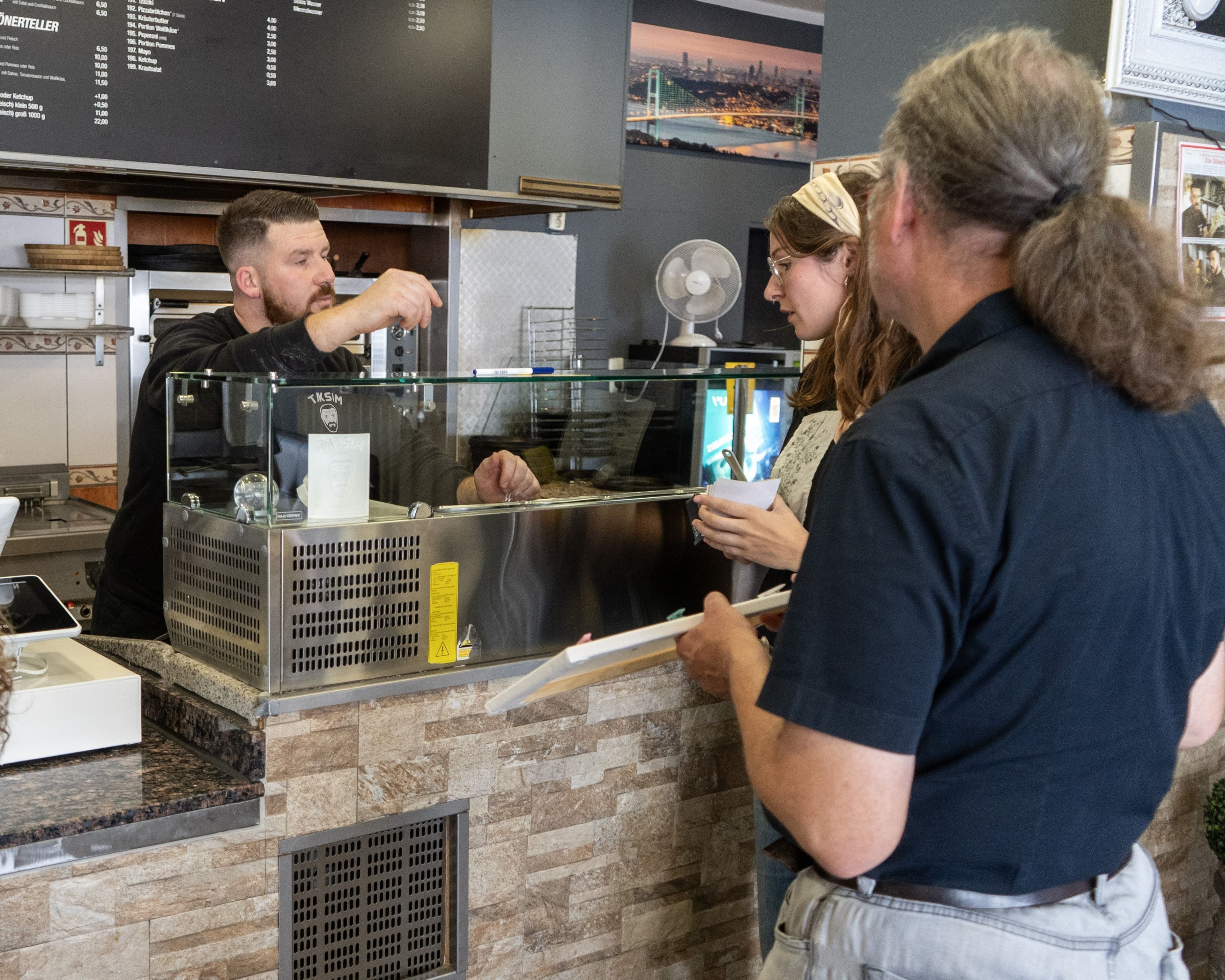 Matthias Zizelmann und Mona Lorenz übergeben Tafeln und Plakate der Aktion an Mesut Ocak.