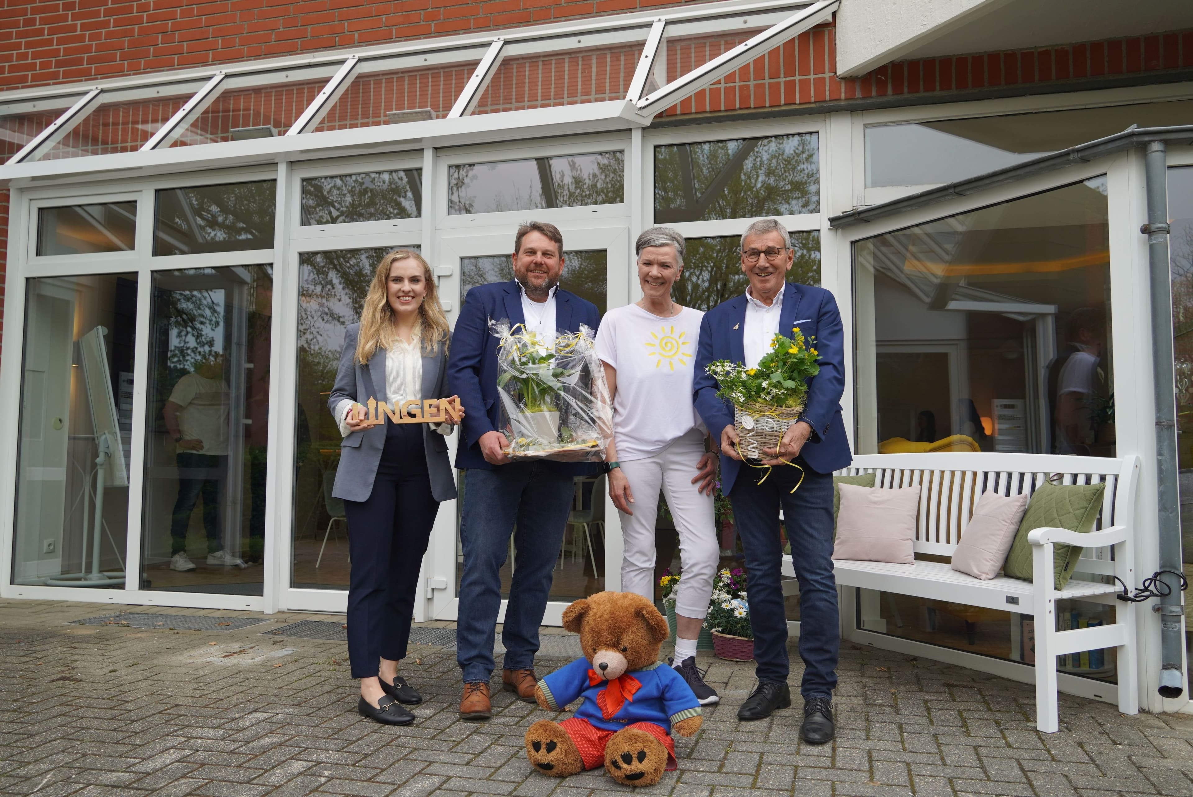 Caroline Ohmann, Christoph Stafflage und Werner Hartke gratulieren Christiane Humbert zur Praxiseröffnung.