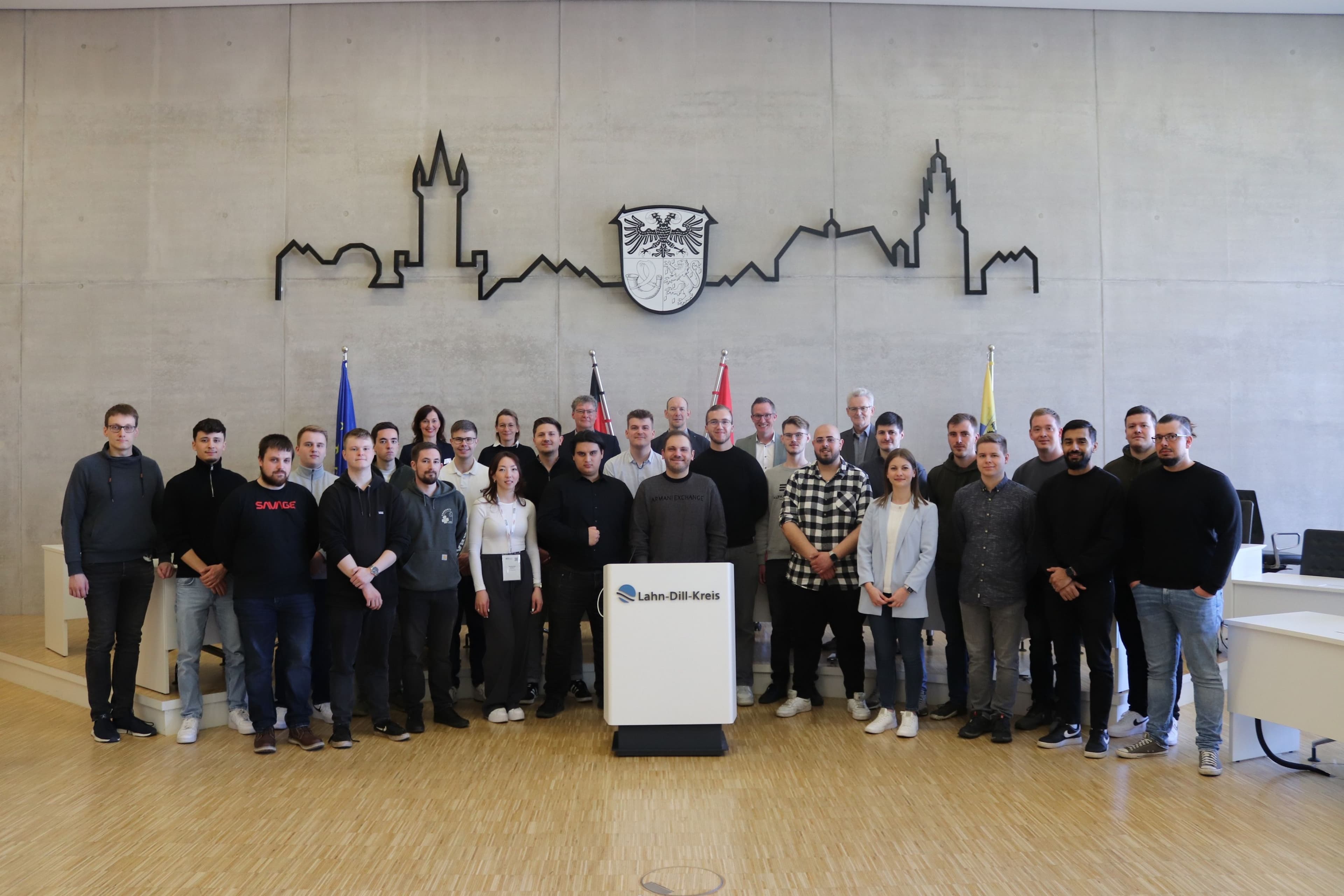 Studierende der Werner-von-Siemens-Schule diskutieren auf der W3+ Fair in Wetzlar über Weiterbildungschancen.