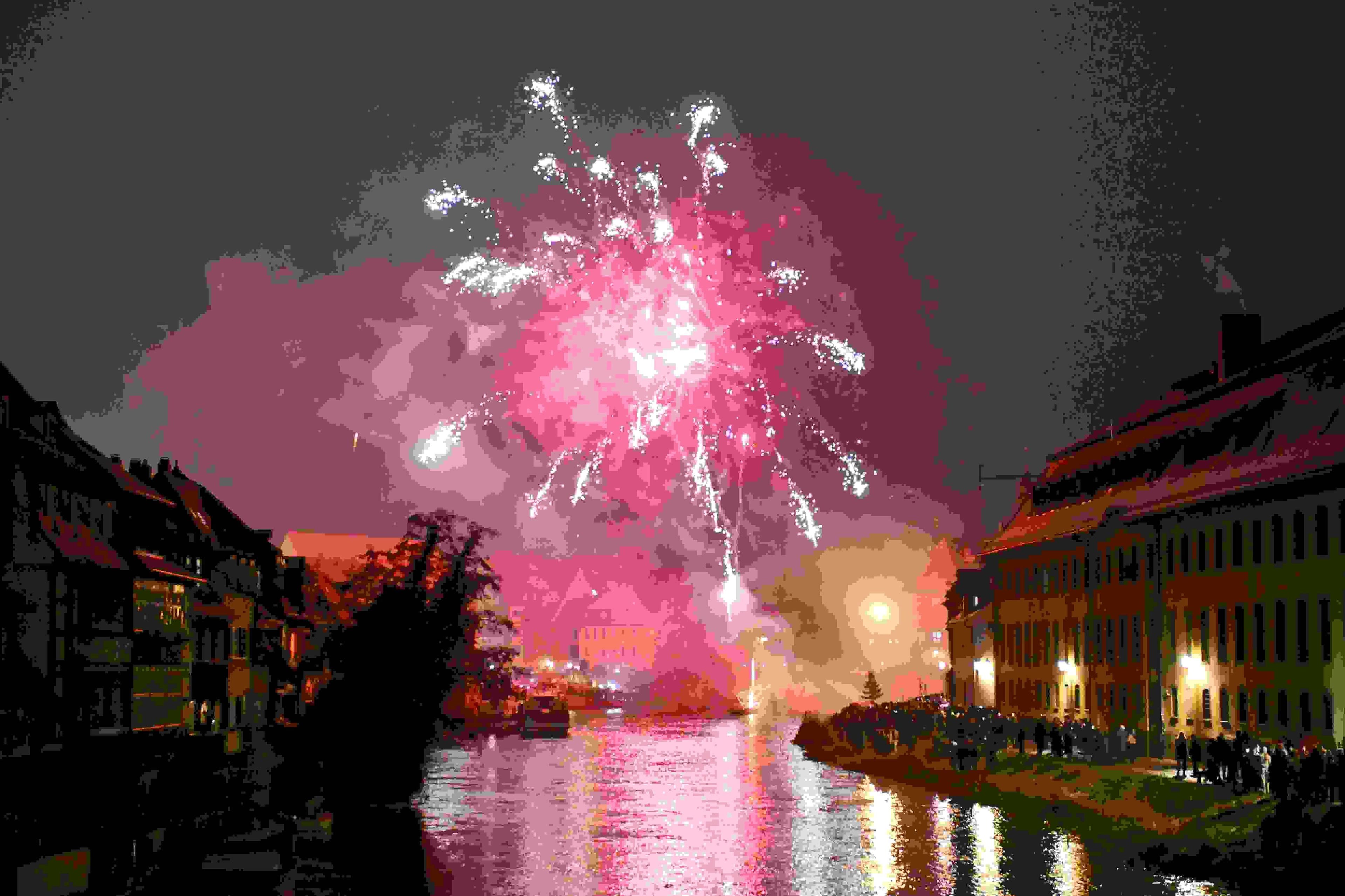 Das erste zentrale Silvesterfeuerwerk „Feuerwerk für alle“ auf der Regnitz begeisterte viele Menschen. Das erste zentrale Silvesterfeuerwerk „Feuerwerk für alle“ auf der Regnitz begeisterte viele Menschen.