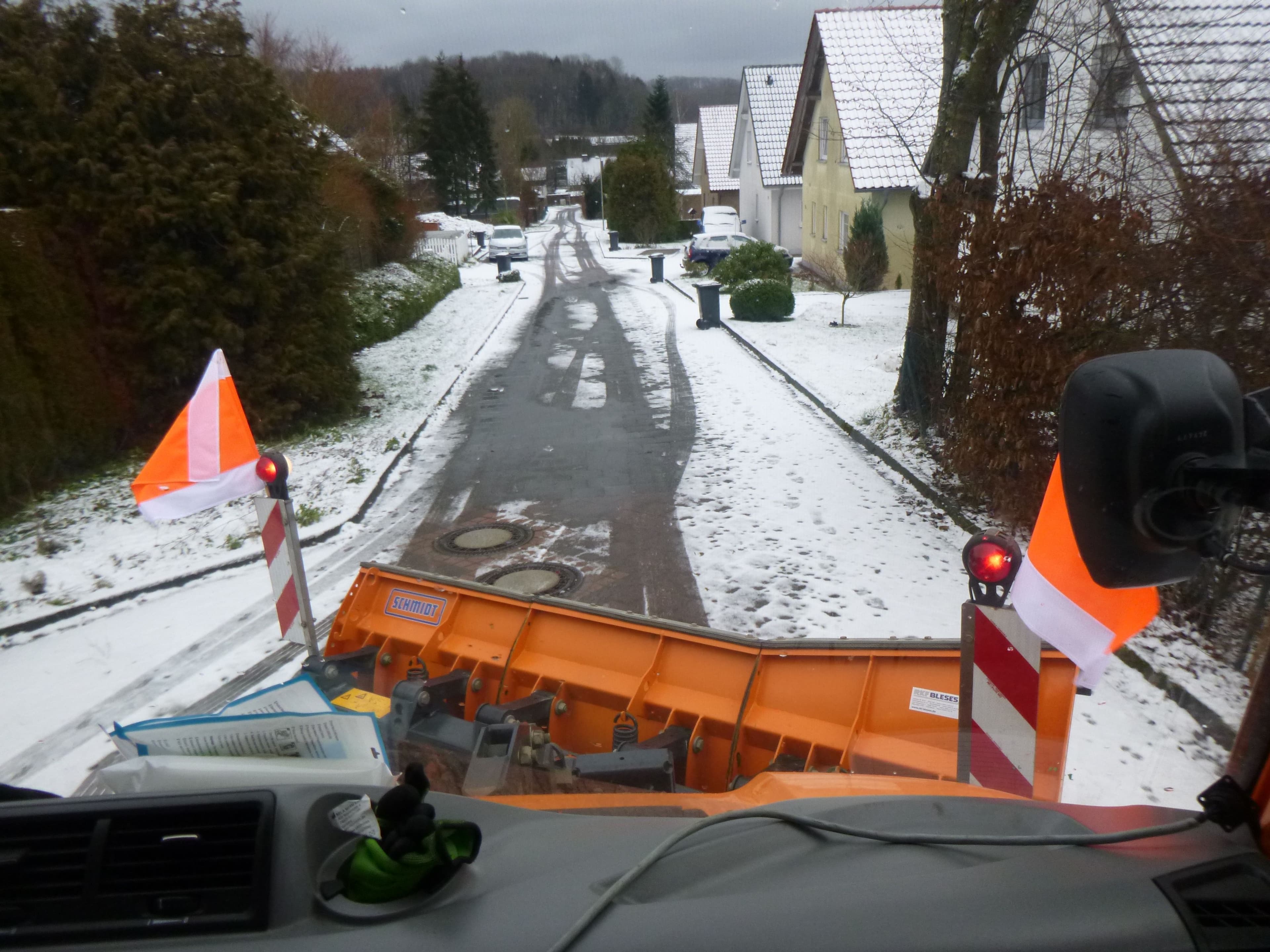 Blick aus dem Fahrerhaus zeigt, dass Winterdienstfahrzeuge ausreichend Platz benötigen, um die Straßen sicher räumen zu können.