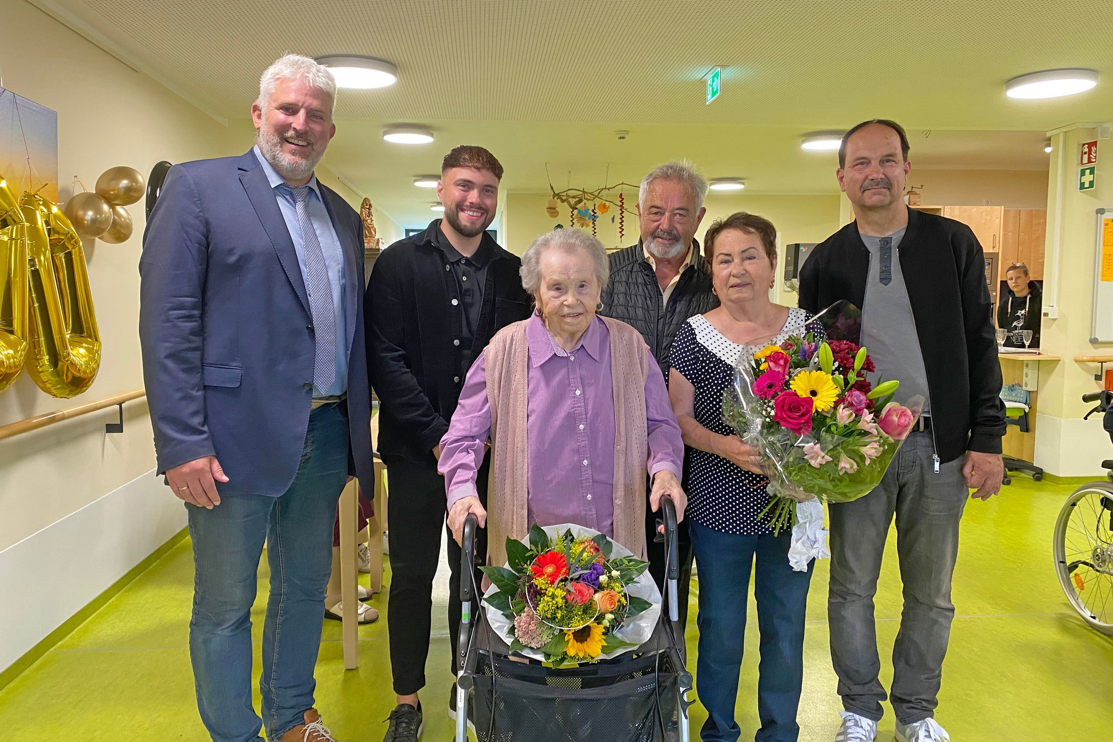 Hildegard Bräunlein feiert umringt von Familie und Bürgermeister Thomas Lang ihren 100. Geburtstag.