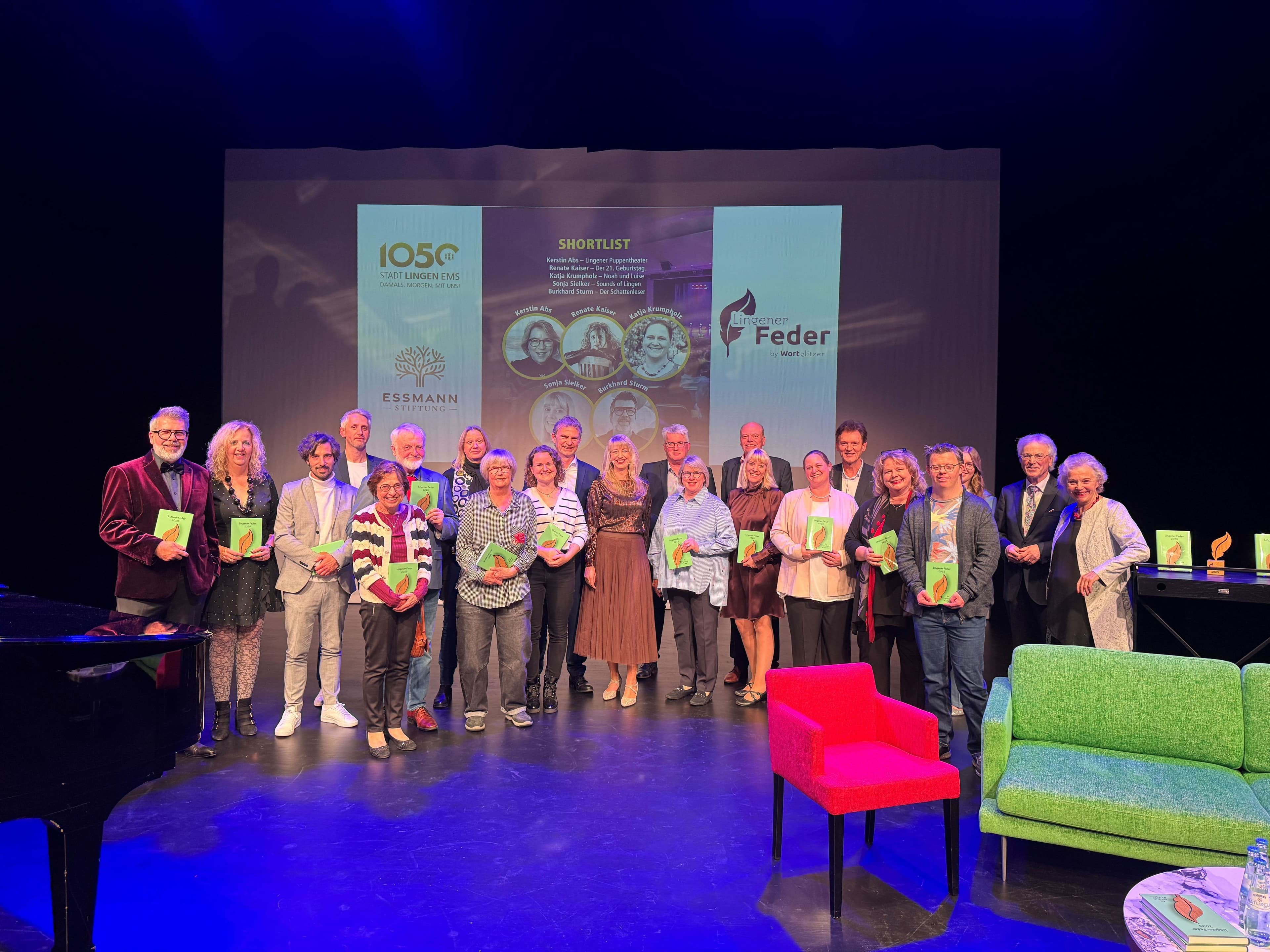 Finalistinnen, Jury und Organisierende der Lingener Feder 2025 mit Sammelband in der Hand.