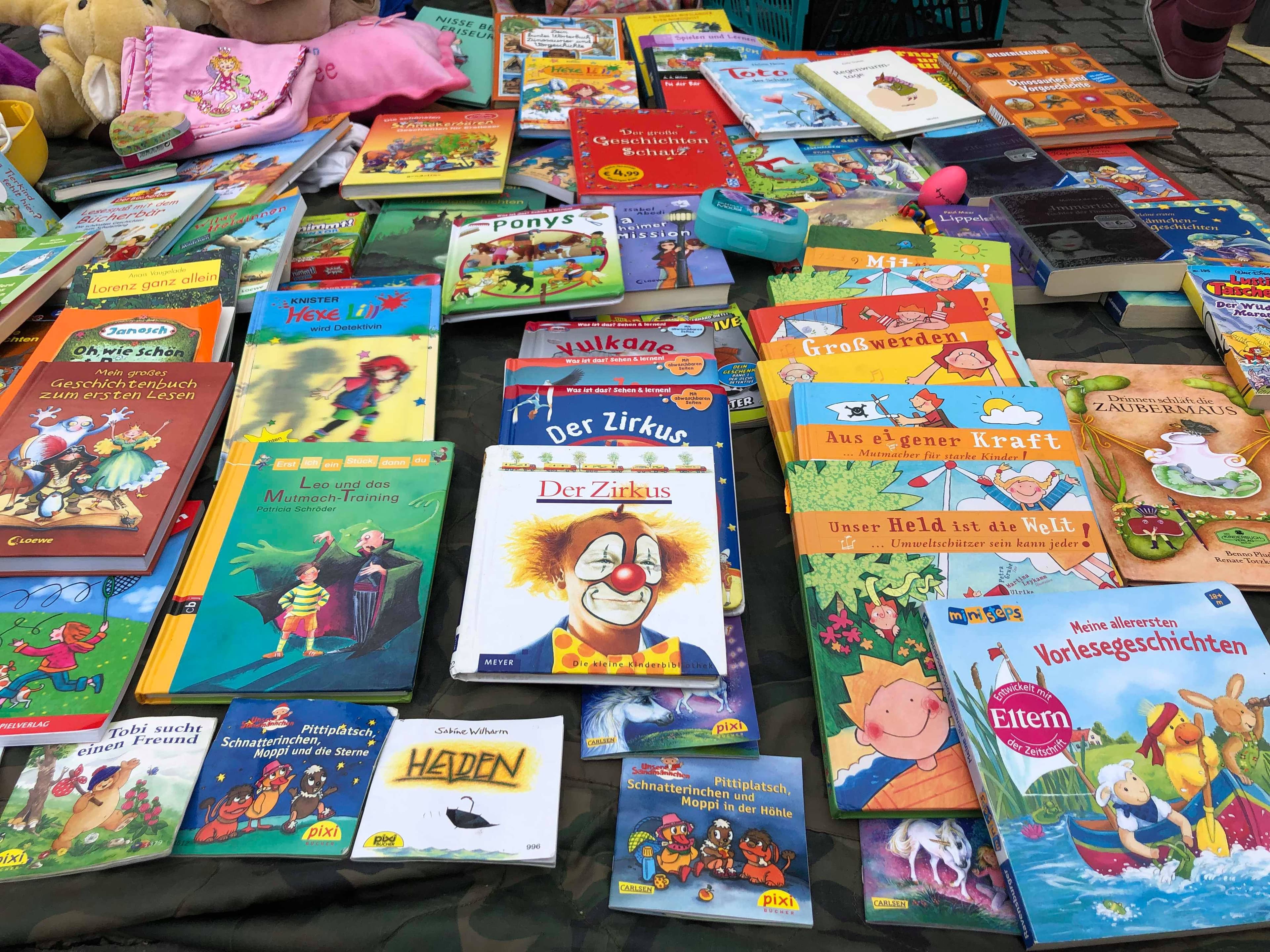 Wanderausstellung "Der andere Fußball - 100 Jahre Arbeiterfußball - 125 Jahre Arbeitersport" im Foyer des Bildungs- und Verwaltungszentrums in Bochum