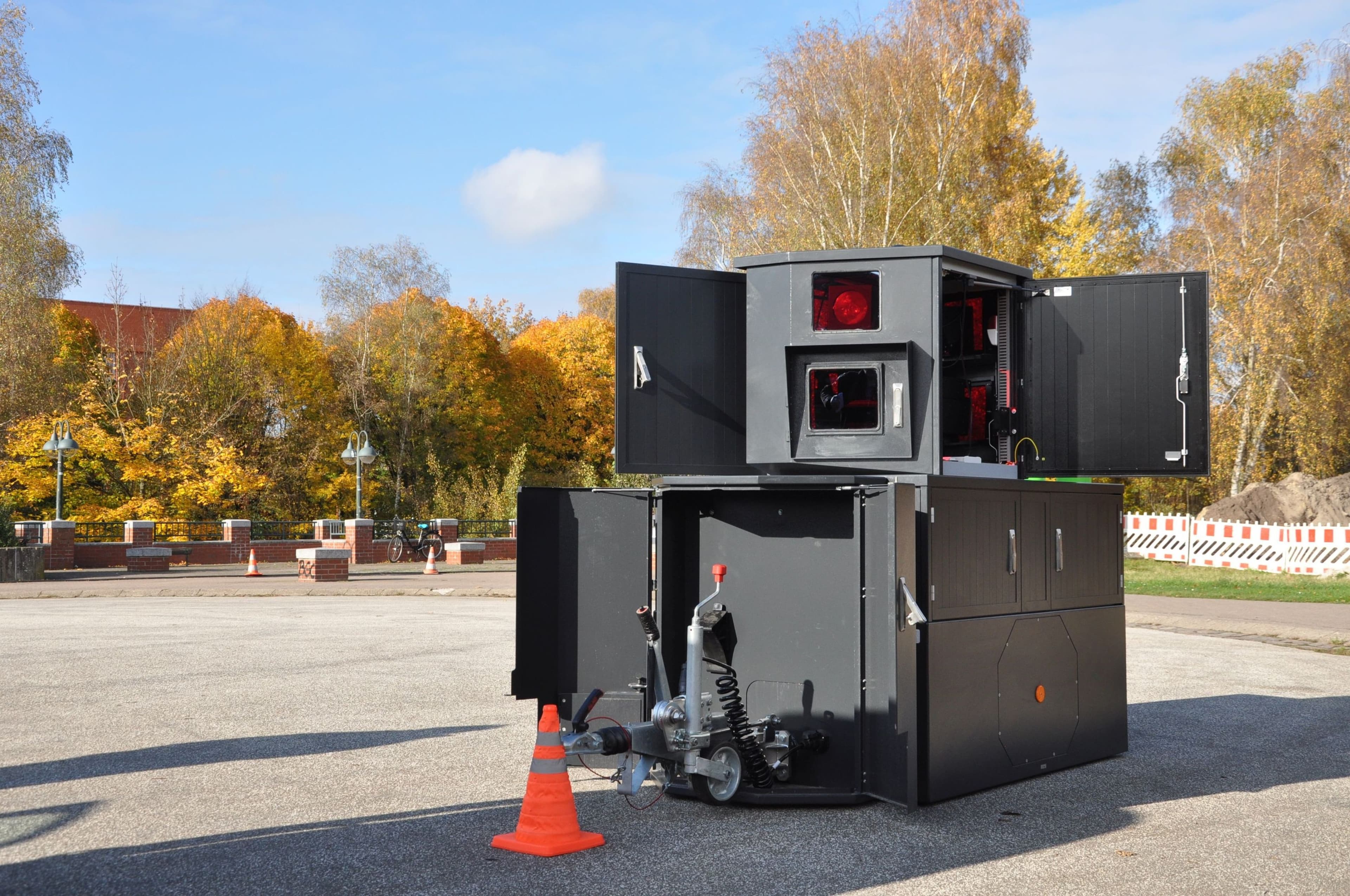 Mobiles Geschwindigkeitsmessgerät der Stadt Norderstedt zur Verkehrsüberwachung.