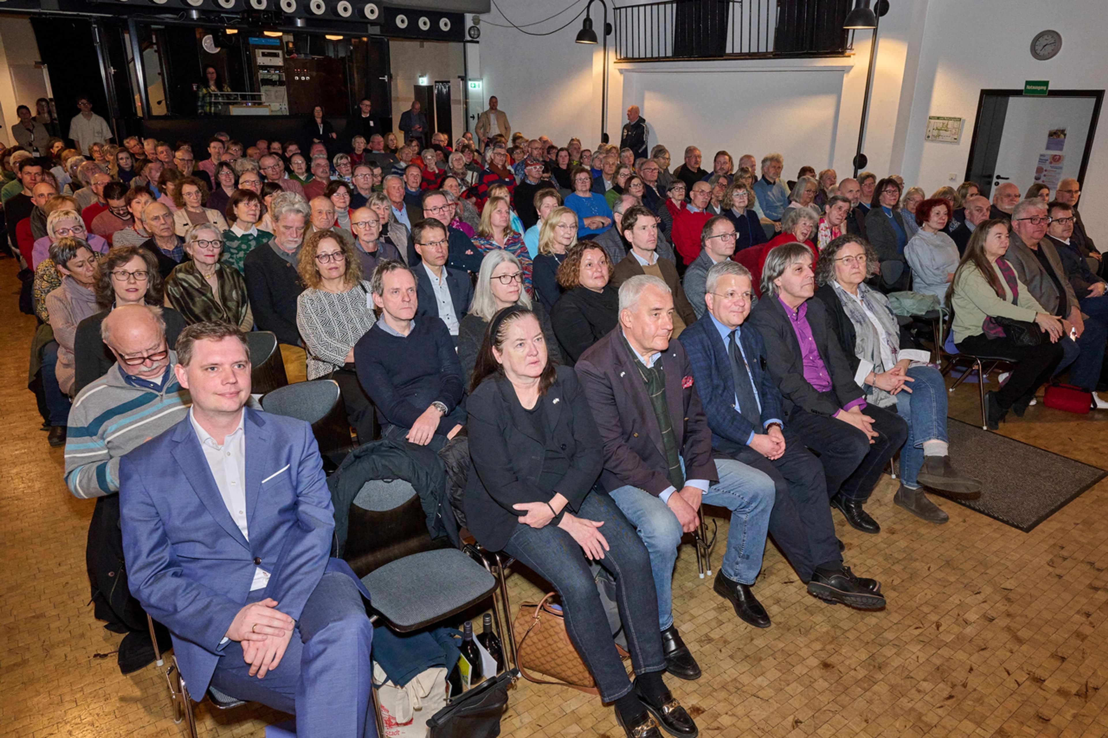 Die Semestereröffnung der Volkshochschule Bamberg Stadt im Alten E-Werk zog zahlreiche Besucher an, die dem Festvortrag von Dr. Ludwig Spaenle zur Bedeutung von Bildung in einer Demokratie lauschten.