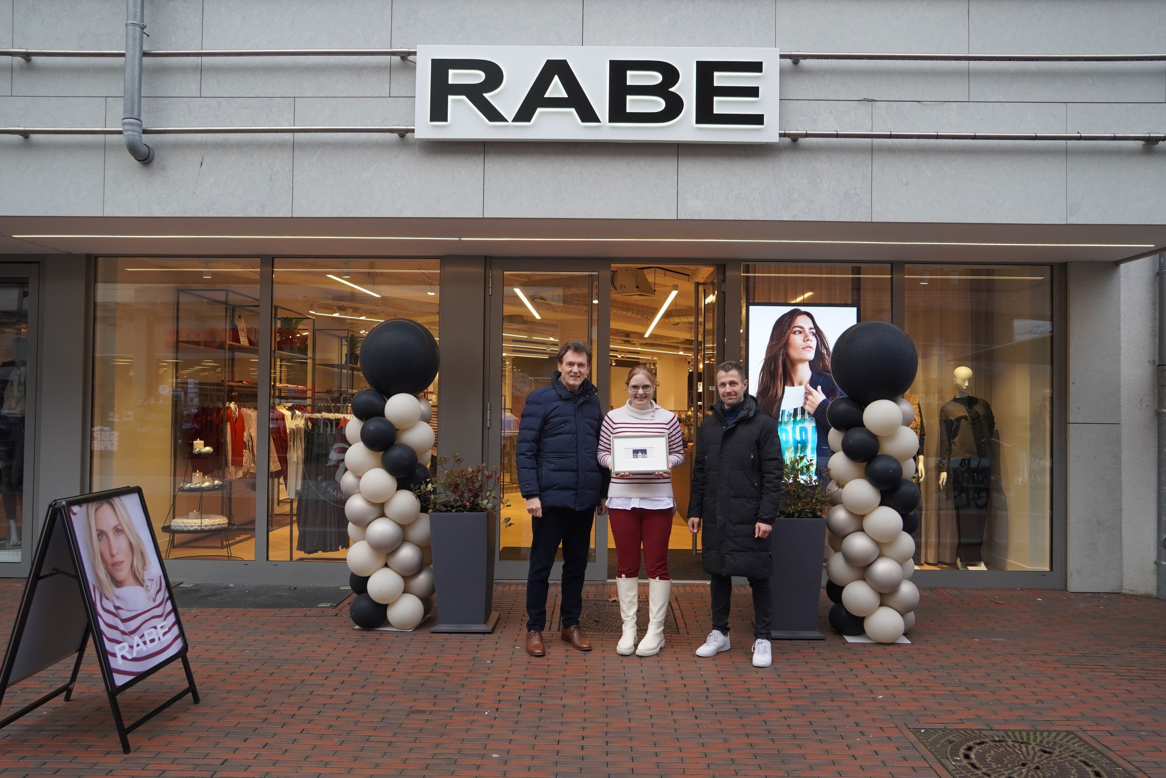 Oberbürgermeister Dieter Krone und Torben Bruns gratulieren Storemanagerin Manuela Krieger zur Neueröffnung.