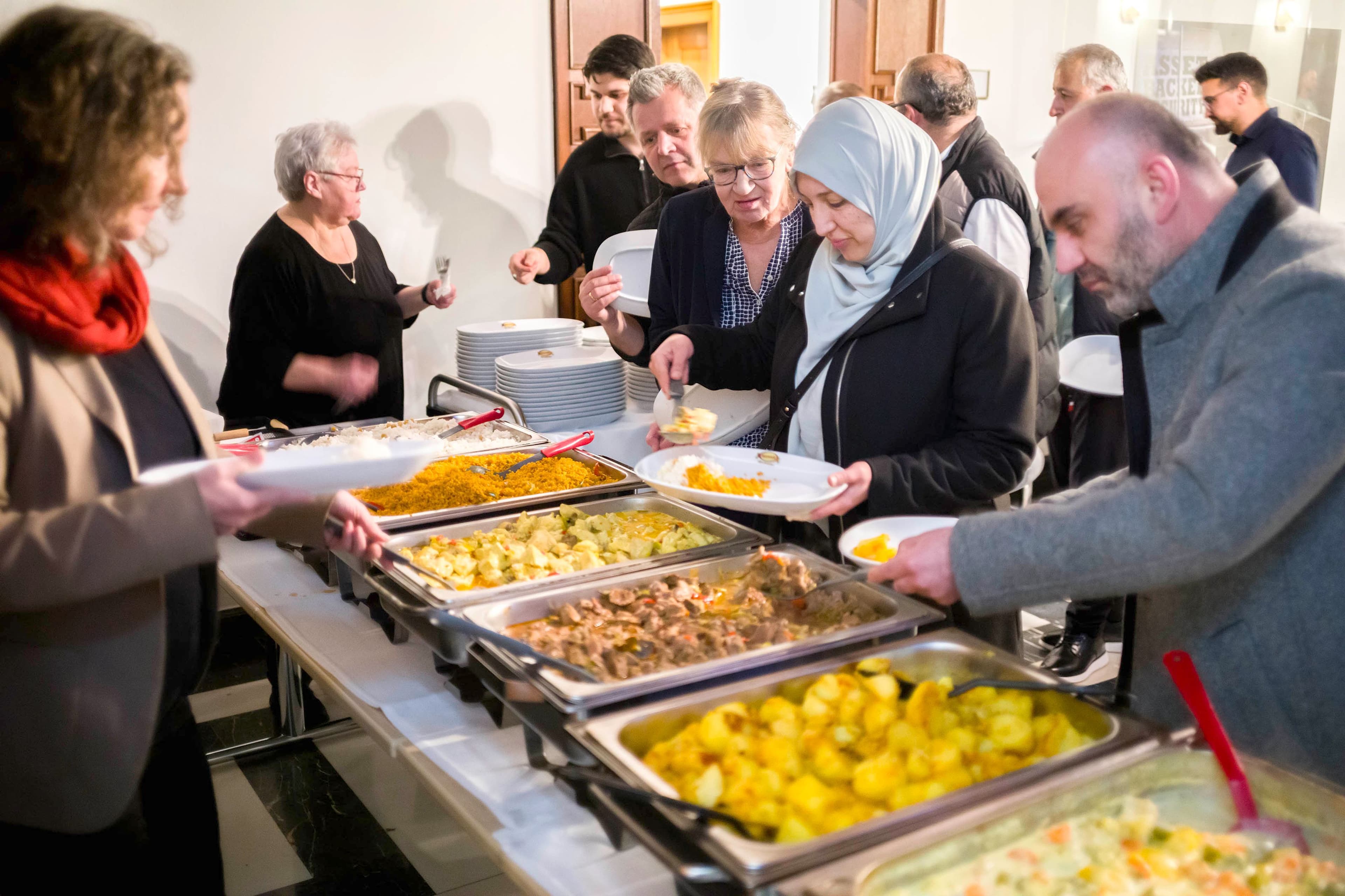 Beim Fastenbrechen im Bochumer Rathaus versammelten sich Vertreter verschiedener Kulturen und Religionen, um gemeinsam den Iftar zu feiern.