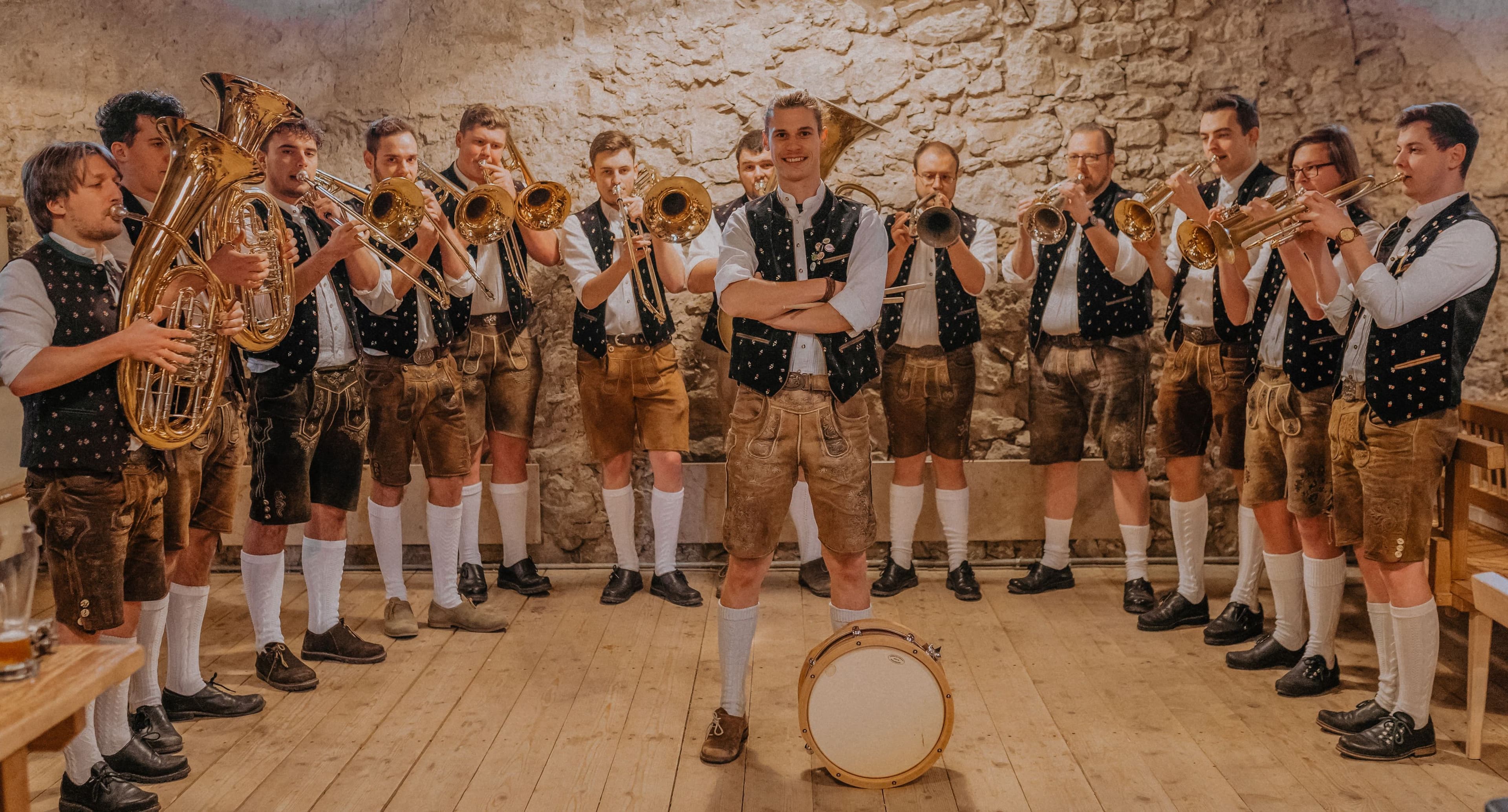 Die Musikgruppe 'Dezent Böhmisch' tritt im Rahmen von 'Sommer im Park' im LGS-Park auf., Das Logo der Stadt Neumarkt – Starke Stadt.