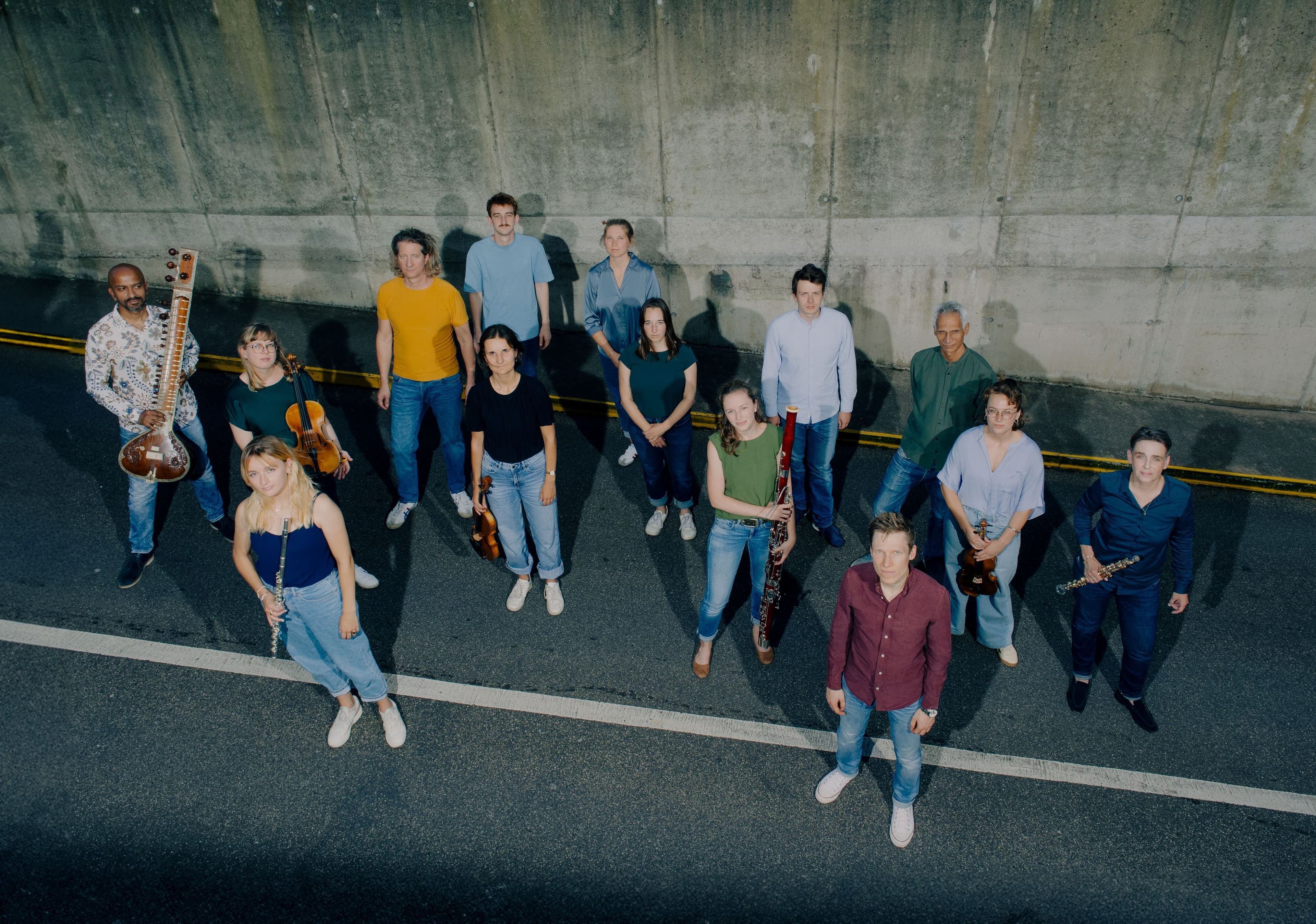 Das Ensemble 'Samhita' präsentiert ein faszinierendes Konzert, das verschiedene Musikkulturen - von klassischer indischer Musik bis hin zu westeuropäischen Jazzklängen - miteinander verbindet.