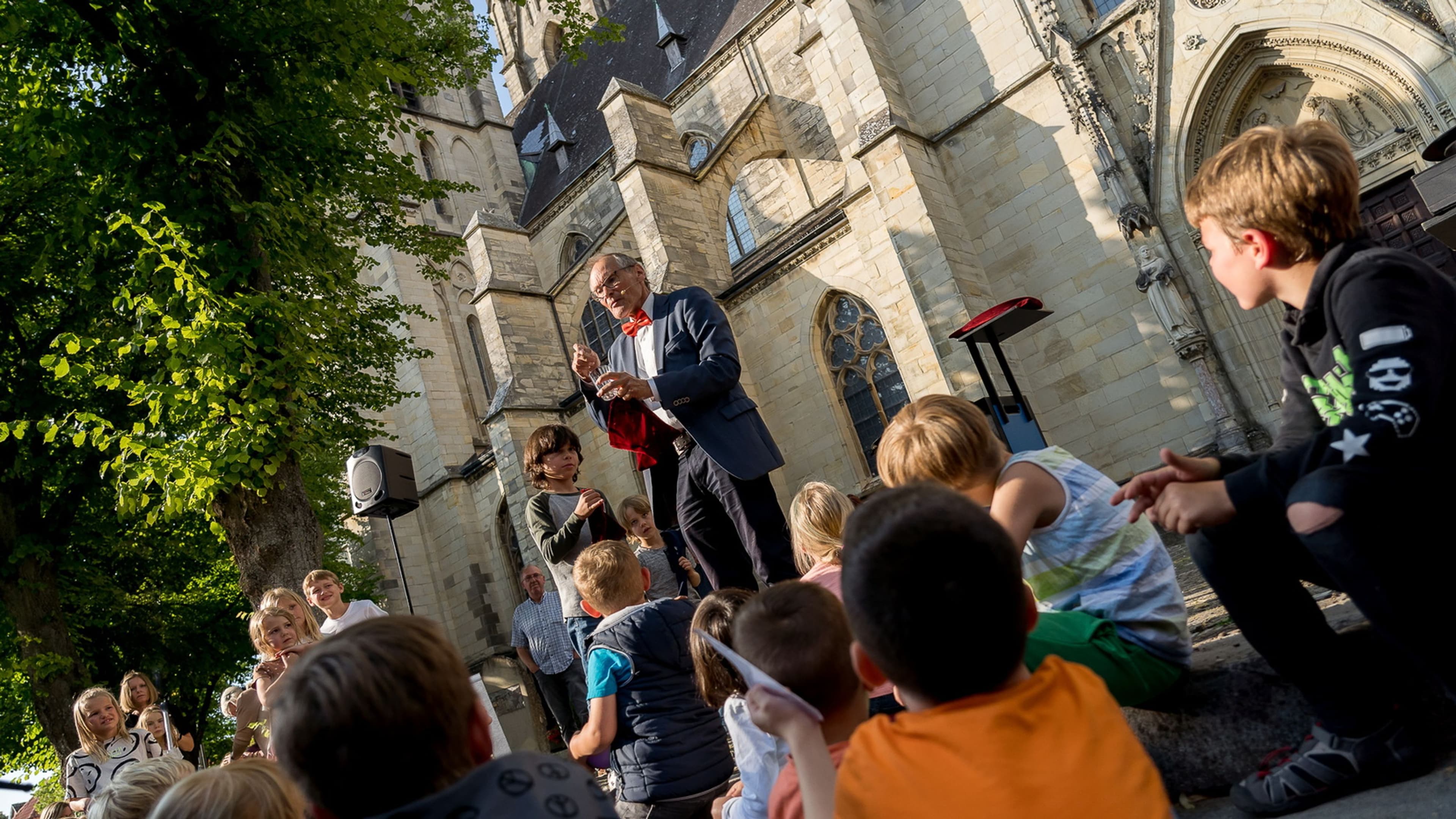 Zauberer Michael Sondermeyer begeistert Kinder und Erwachsene beim Billerbecker InnenStadtSommer am 18. Juli.