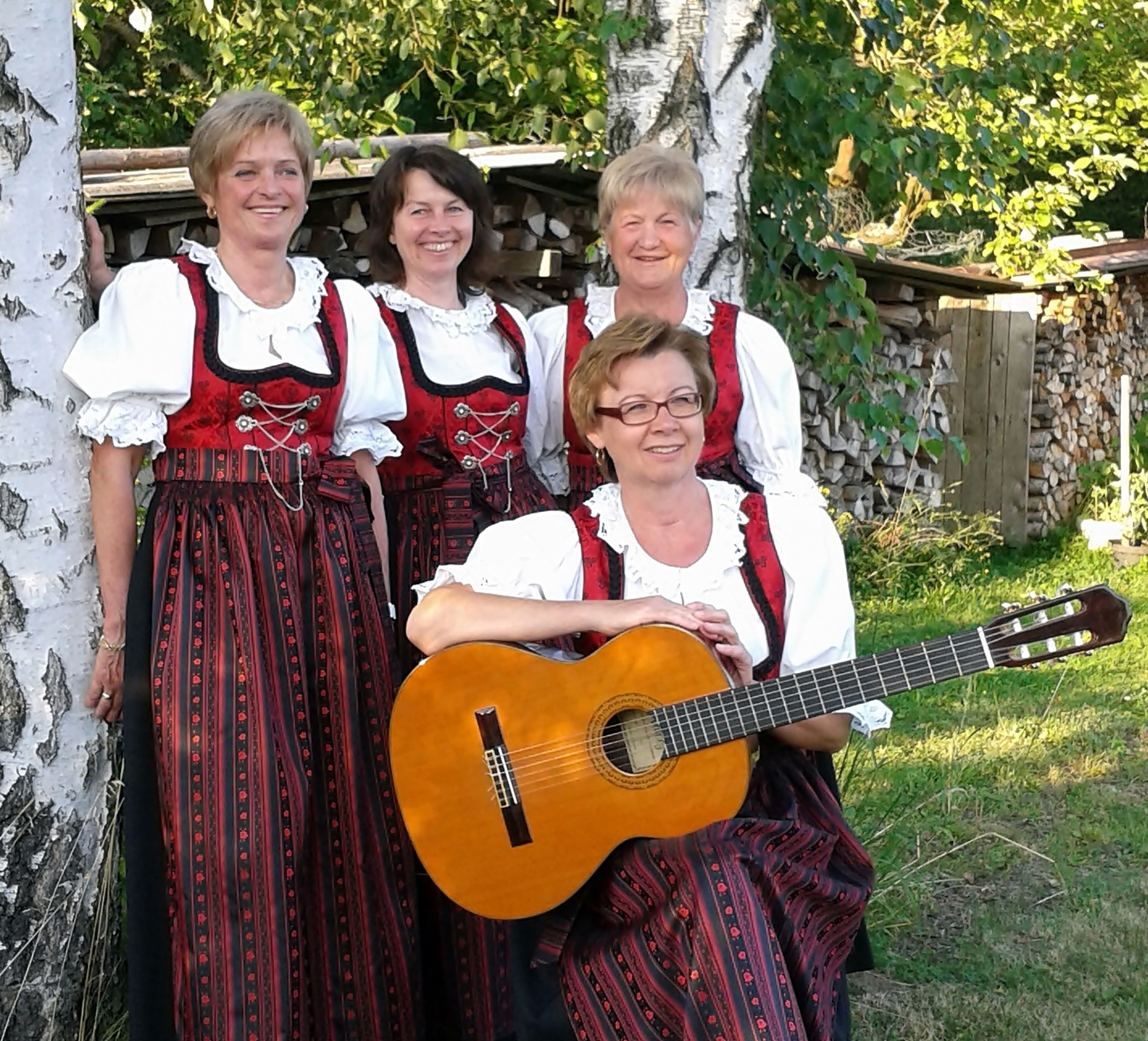 Die Gruppe „Blecherne Sait´n“ und die Maierbachsängerinnen treten bei Sommer im Park 2025 auf.
