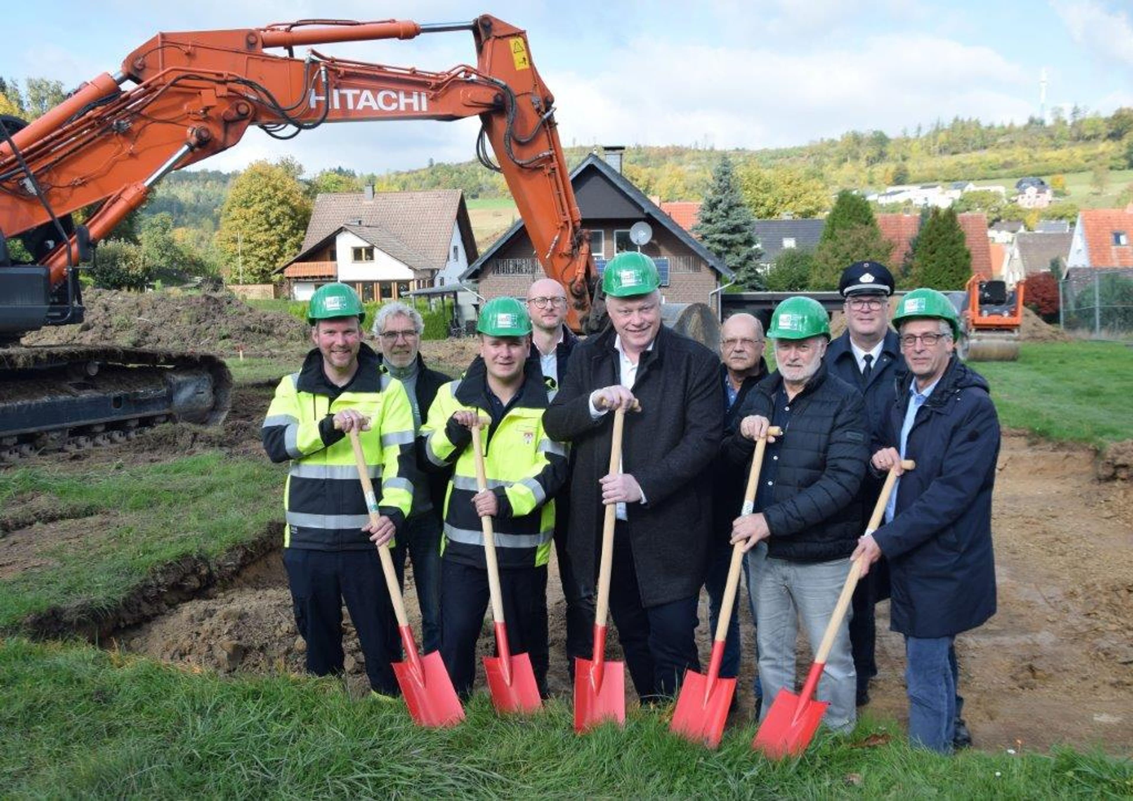 Symbolischer erster Spatenstich für den Neubau des Feuerwehrgerätehauses in Lütmarsen durch Vertreter aus Bau, Verwaltung und Feuerwehr.