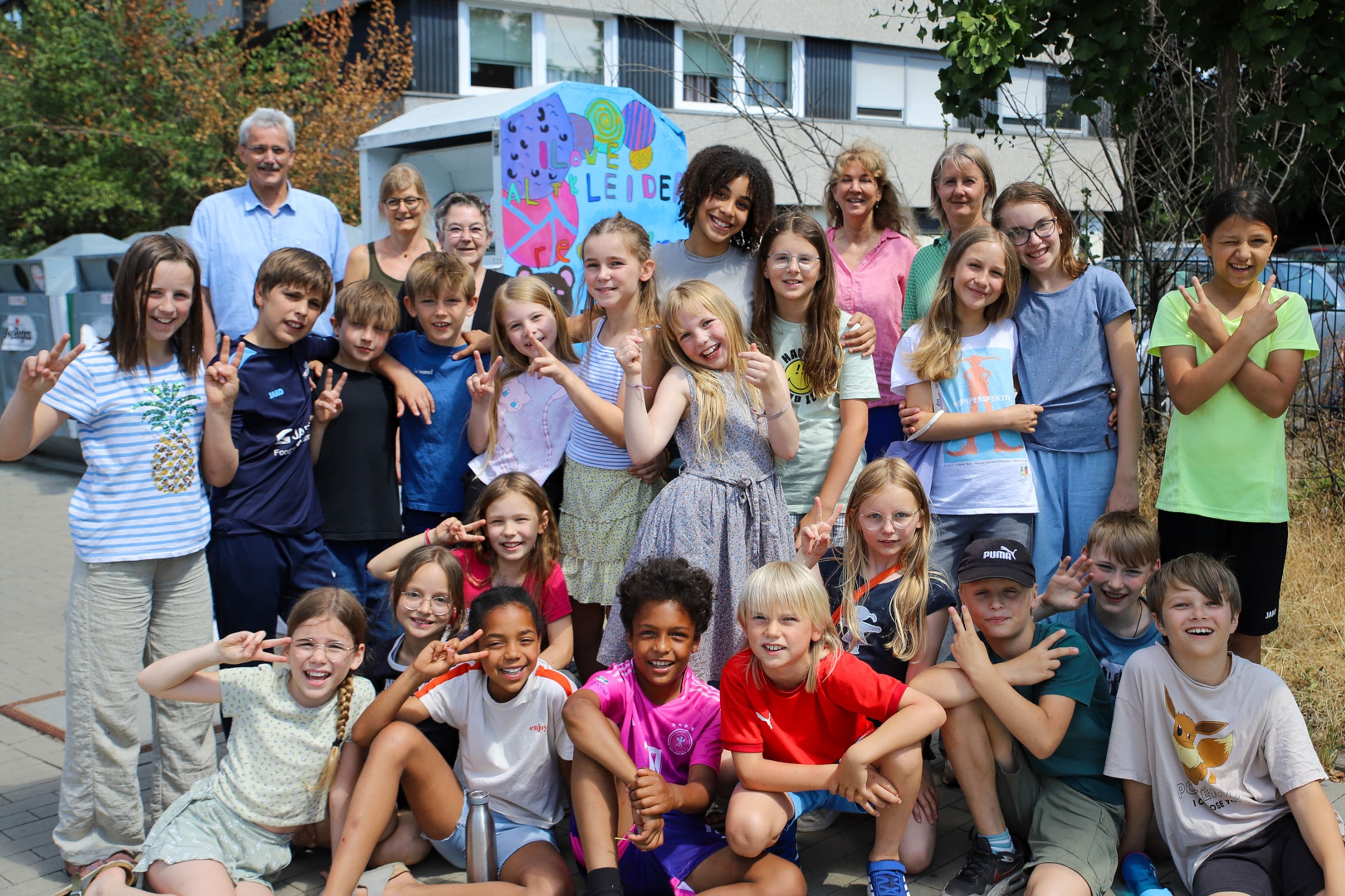 Stadträtin Kirsten Dinnebier, Herbert Gärtner, Frauke Haselhorst, Sonja Stender sowie die Klasse 4a am Altkleider-Container.