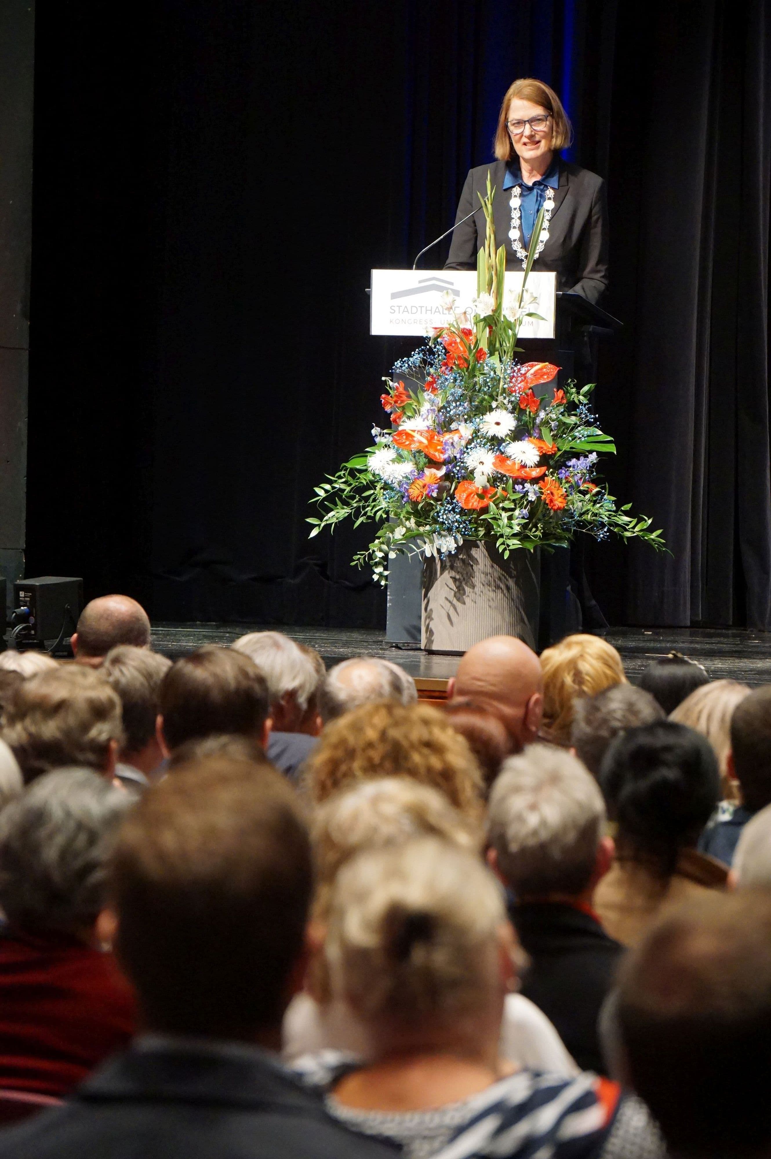 Bürgermeisterin Antje Runge würdigt das ehrenamtliche Engagement beim Bürgerempfang.