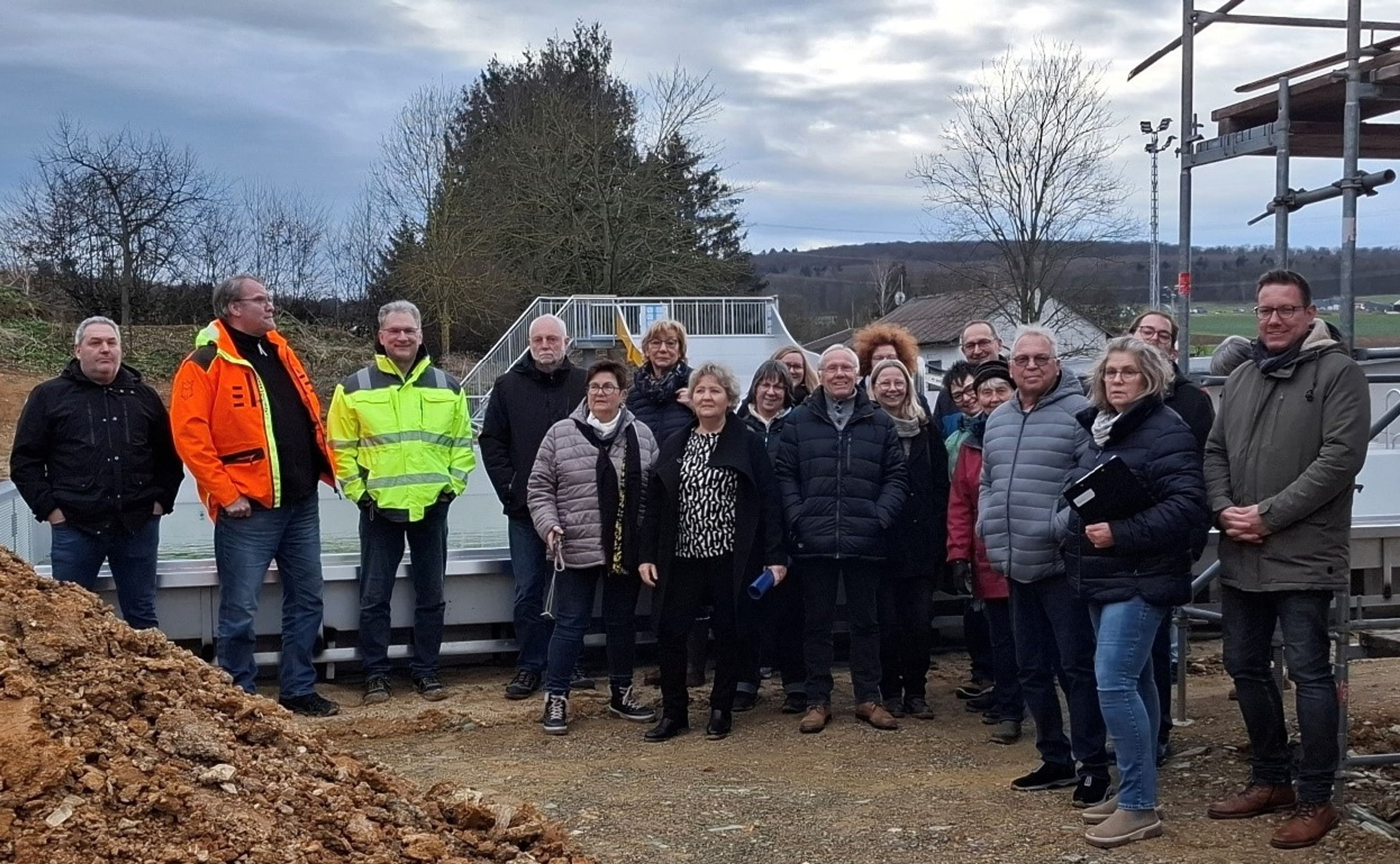 Die Mandatsträger der Gemeinde Hünfelden besichtigen den Fortschritt im Freibad Kirberg, zusammen mit Bürgermeisterin Silvia Scheu-Menzer, Architekt Herr Schütze und TGA Planer Herr Gansloser.