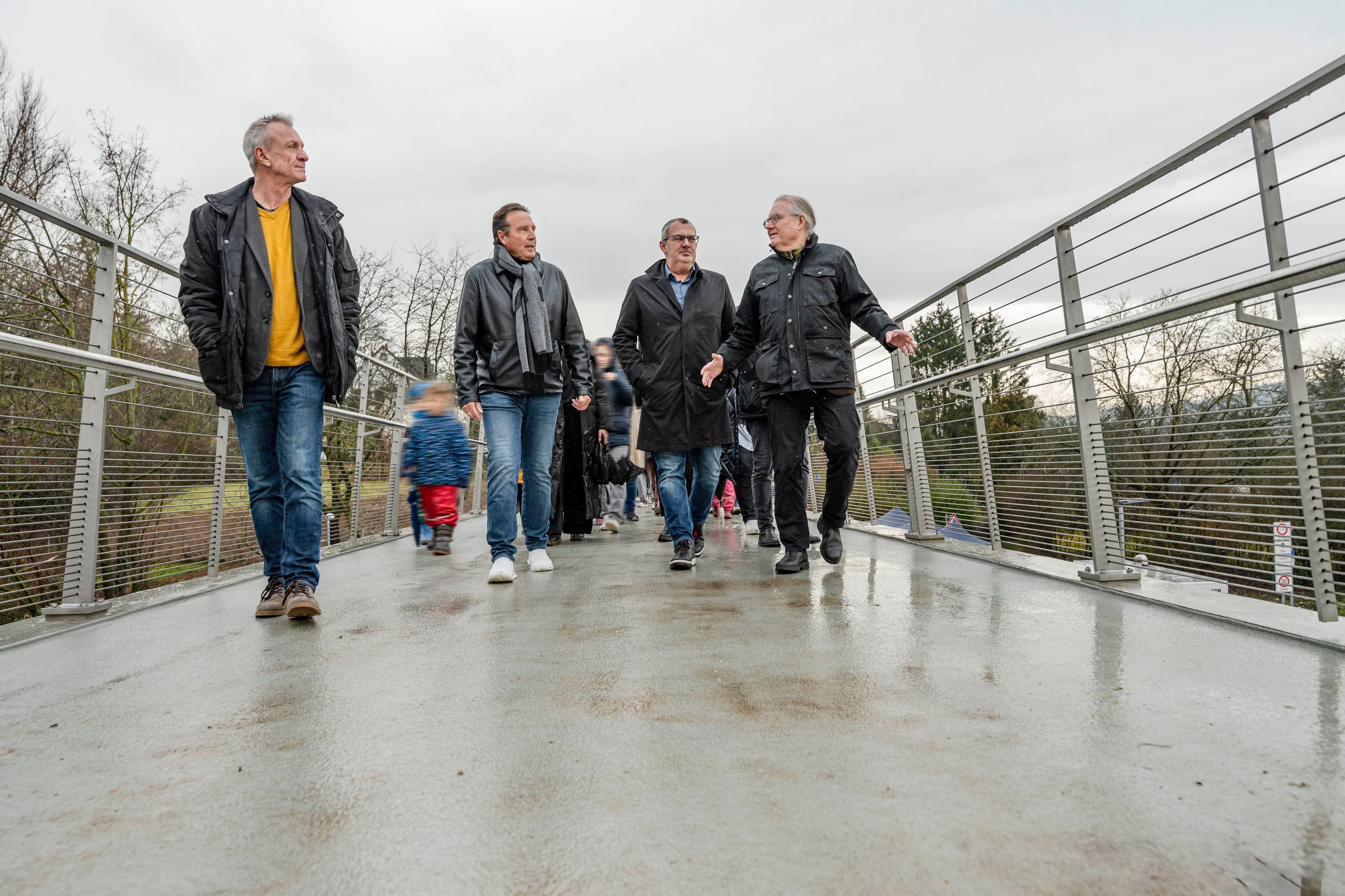 Der neu freigegebene Steg verbindet die Stadtteile Neugereut und Steinhaldenfeld in Stuttgart und symbolisiert den Fortschritt des IBA’27-Netzvorhabens.