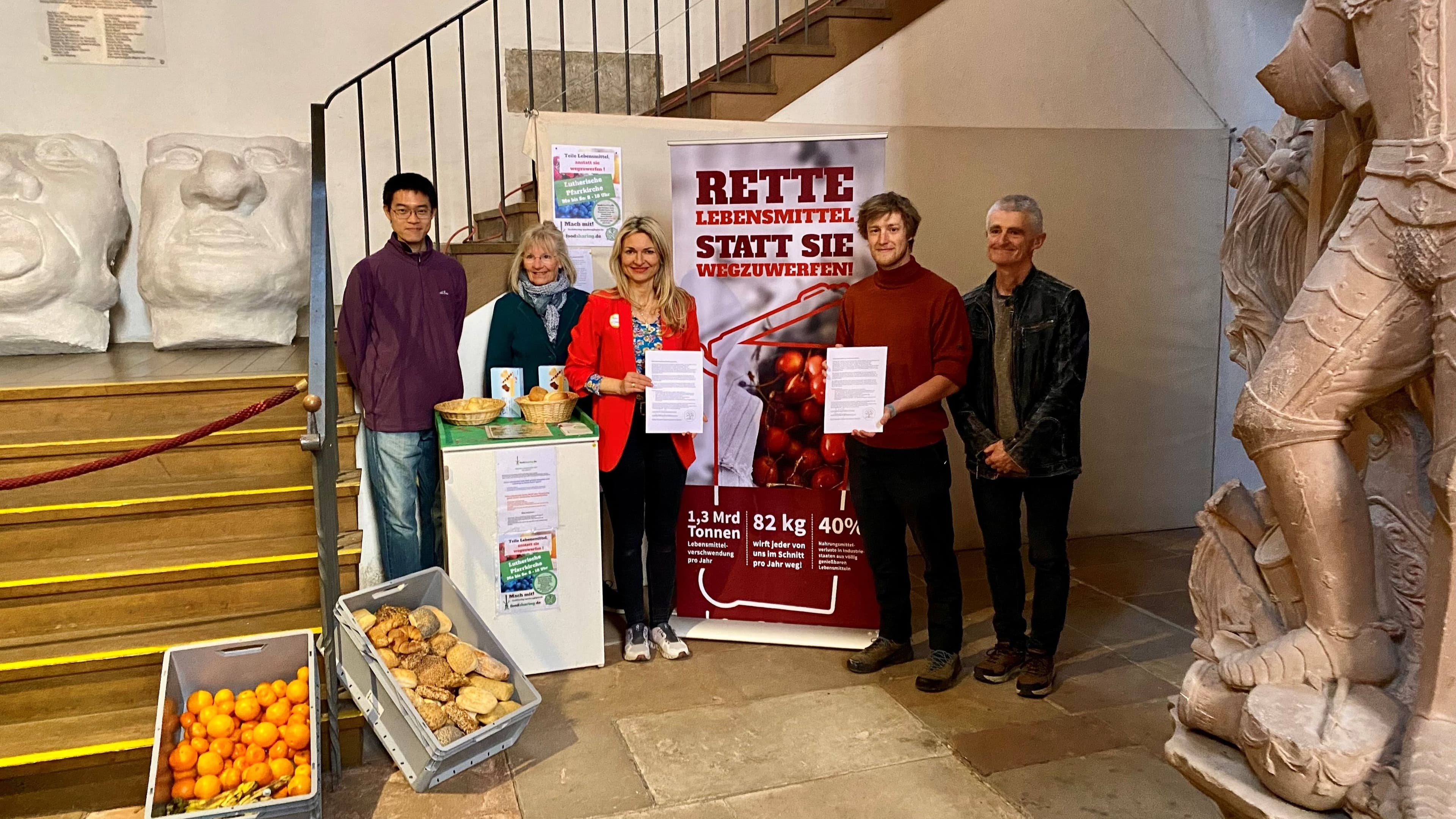 Bürgermeisterin Bernshausen unterzeichnet die Motivationserklärung mit Mitgliedern der foodsharing-Gruppe.