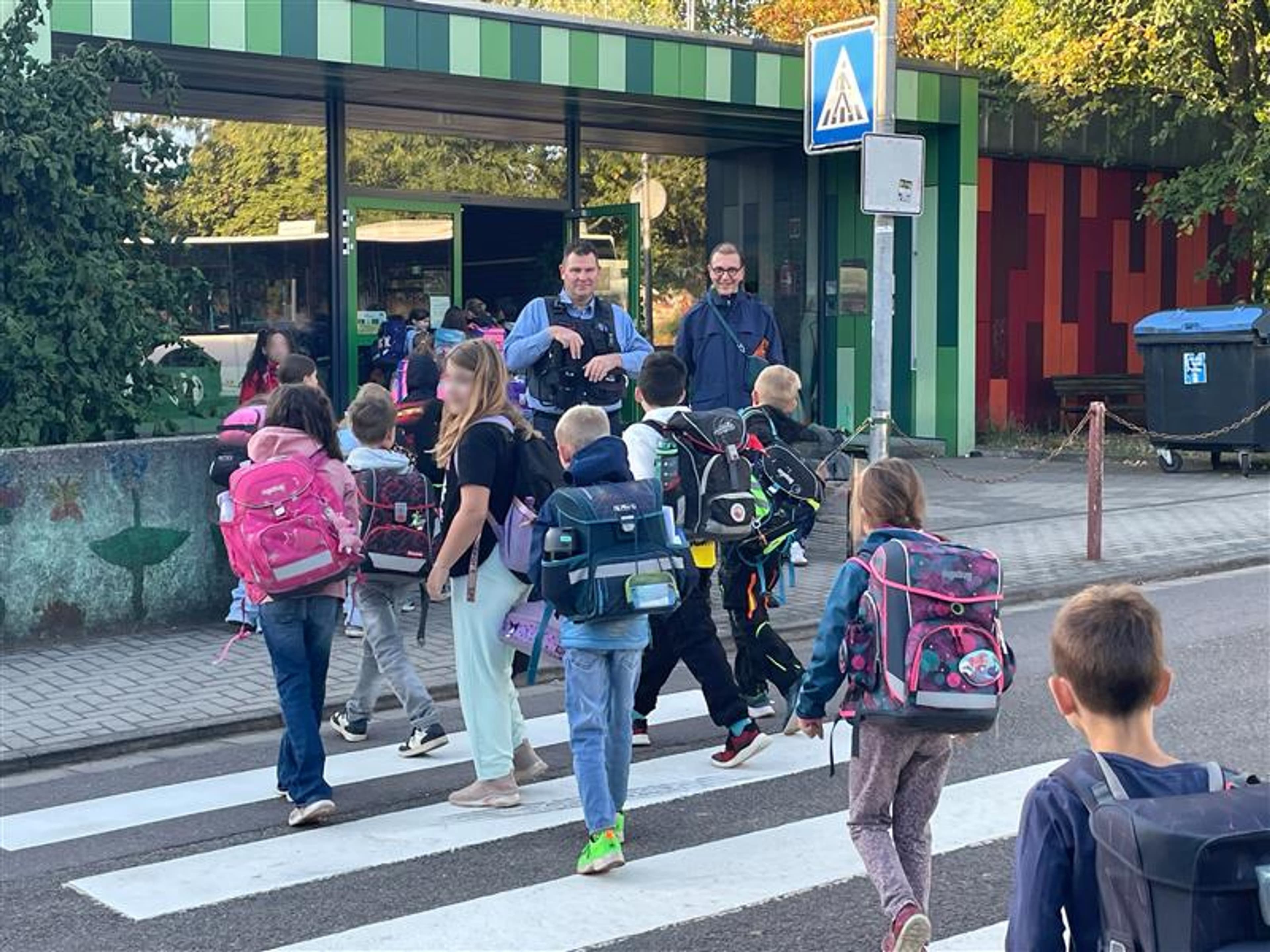 Oberbürgermeister Ulli Meyer besucht mit der Stadtpolizei die Kontrollstelle an der Südschule.