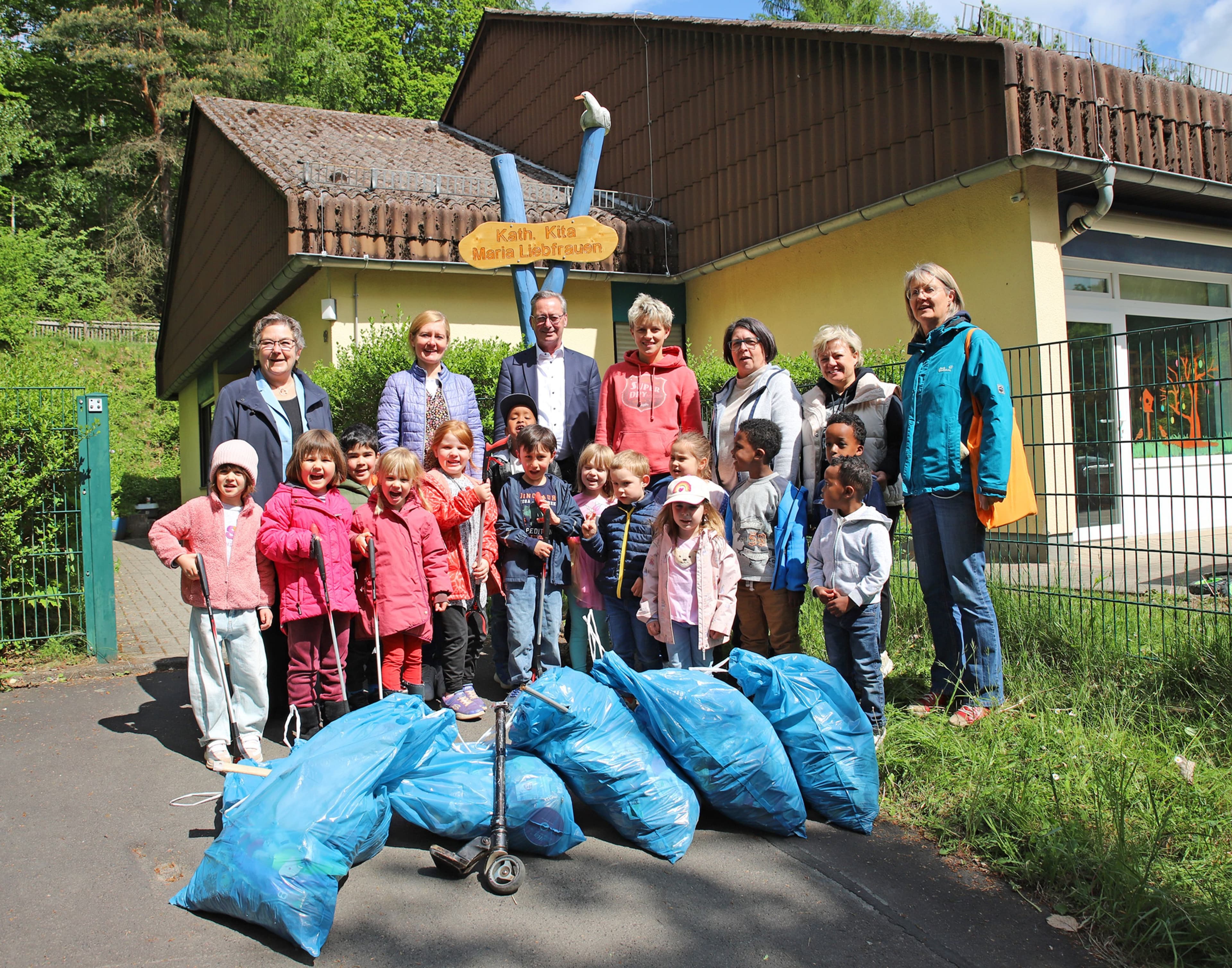 Stadträtin Kirsten Dinnebier, Jürgen Wiegand vom DBM, Sonja Stender und Kinder der Kita Liebfrauen beim Dankes-Event.