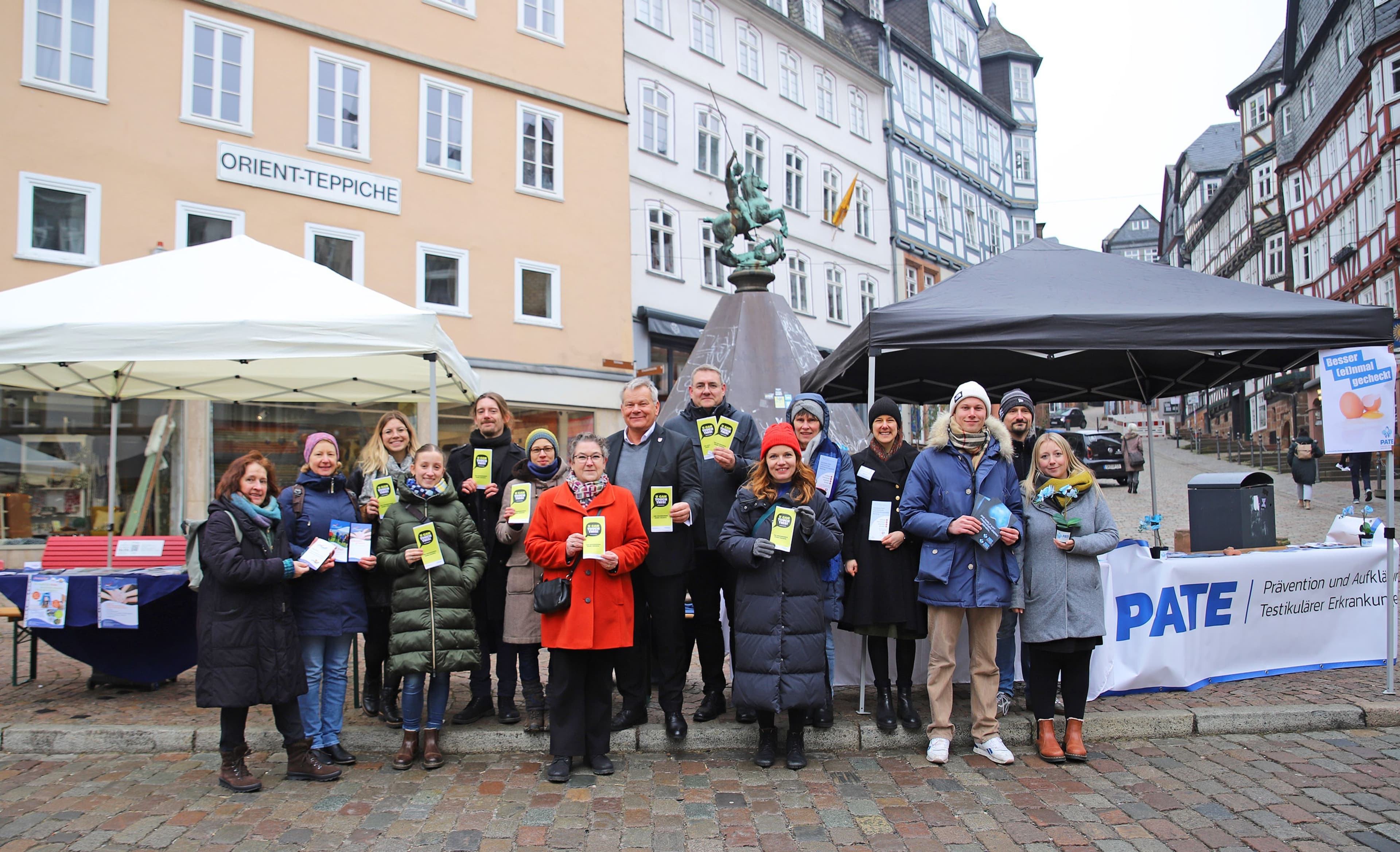 Oberbürgermeister Dr. Thomas Spies und Stadträtin Kirsten Dinnebier unterstreichen gemeinsam mit Vertretern des Fachdienstes Gesunde Stadt die Wichtigkeit der Vorsorgeuntersuchungen gegen Hodenkrebs.