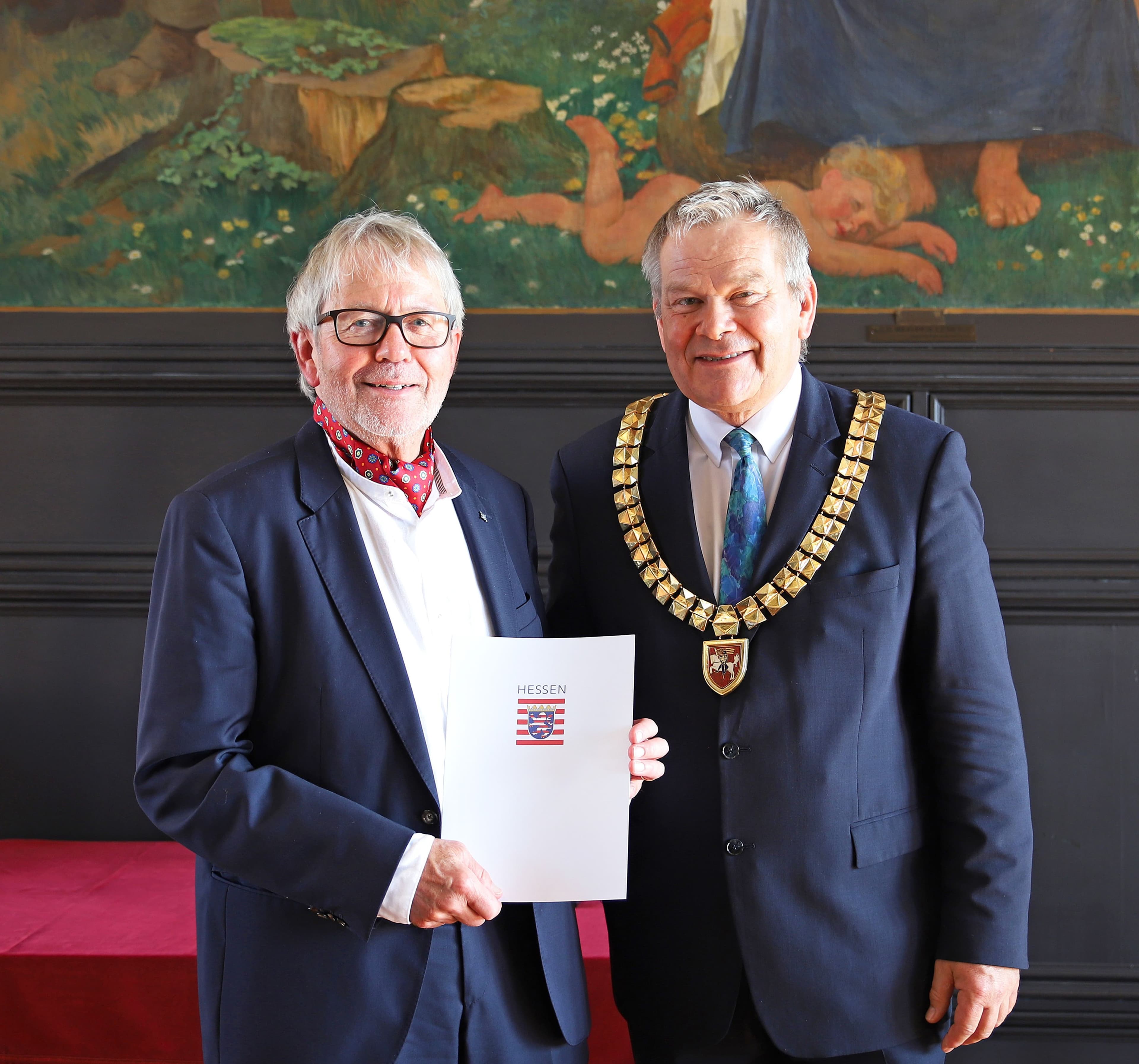 Oberbürgermeister Dr. Thomas Spies überreicht Jürgen Bandte den Ehrenbrief des Landes Hessen für ehrenamtliches Engagement.