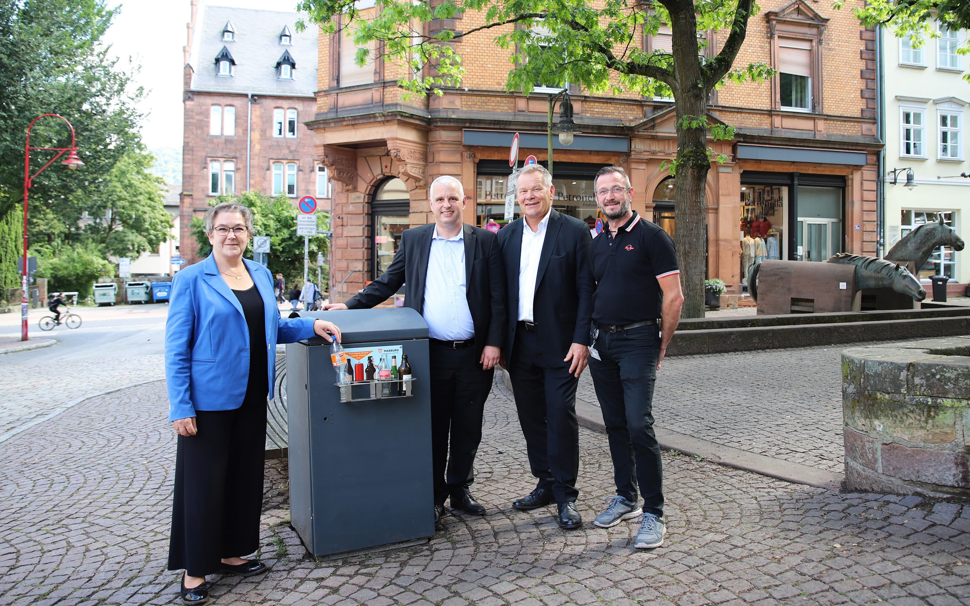 Oberbürgermeister Spies und Stadträtin Dinnebier zeigen gemeinsam mit DBM-Mitarbeitern einen neuen Pfandring.