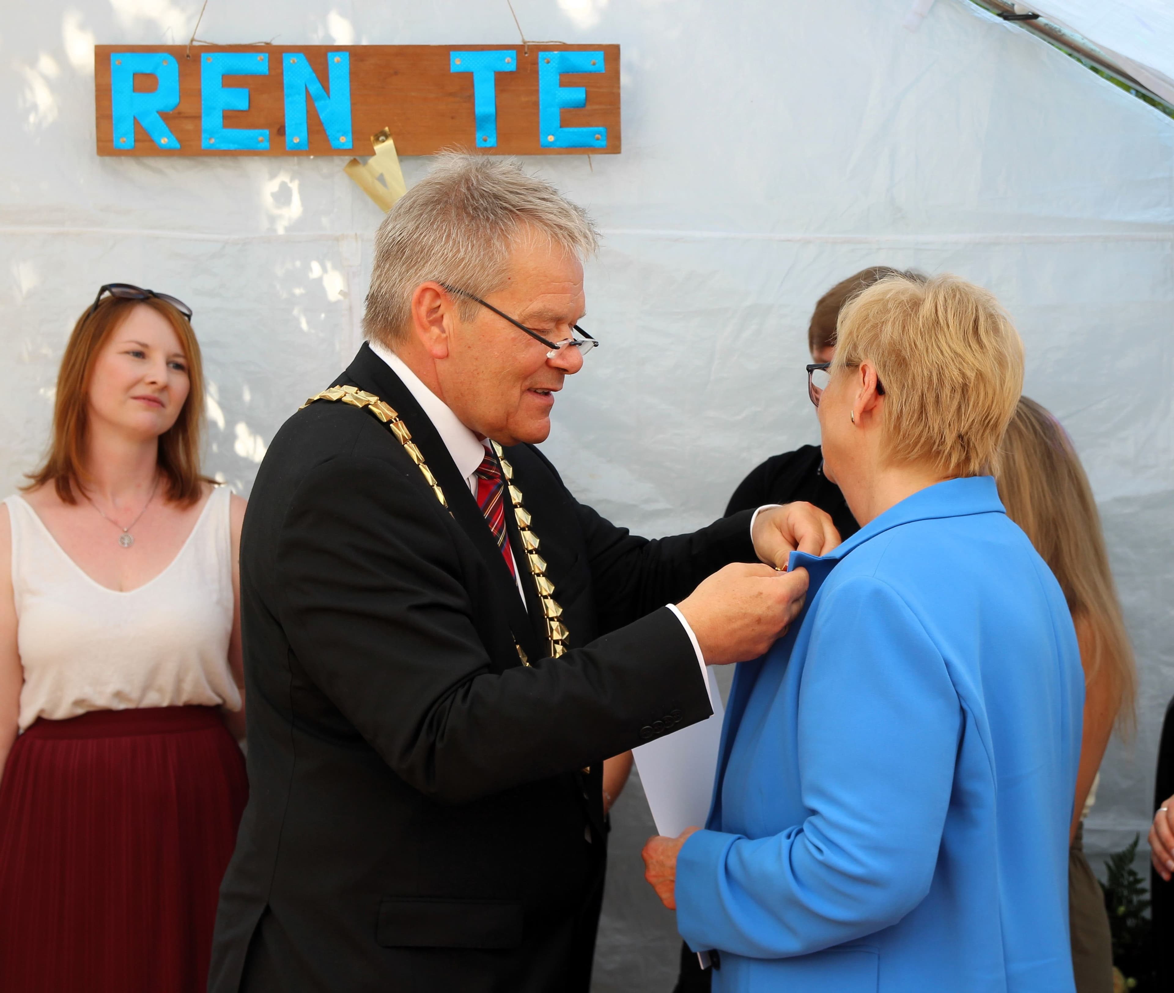 Ein herzlicher Abschied: Renate Schöffmann geht nach 41 Jahren in den Ruhestand | Symbolbild
