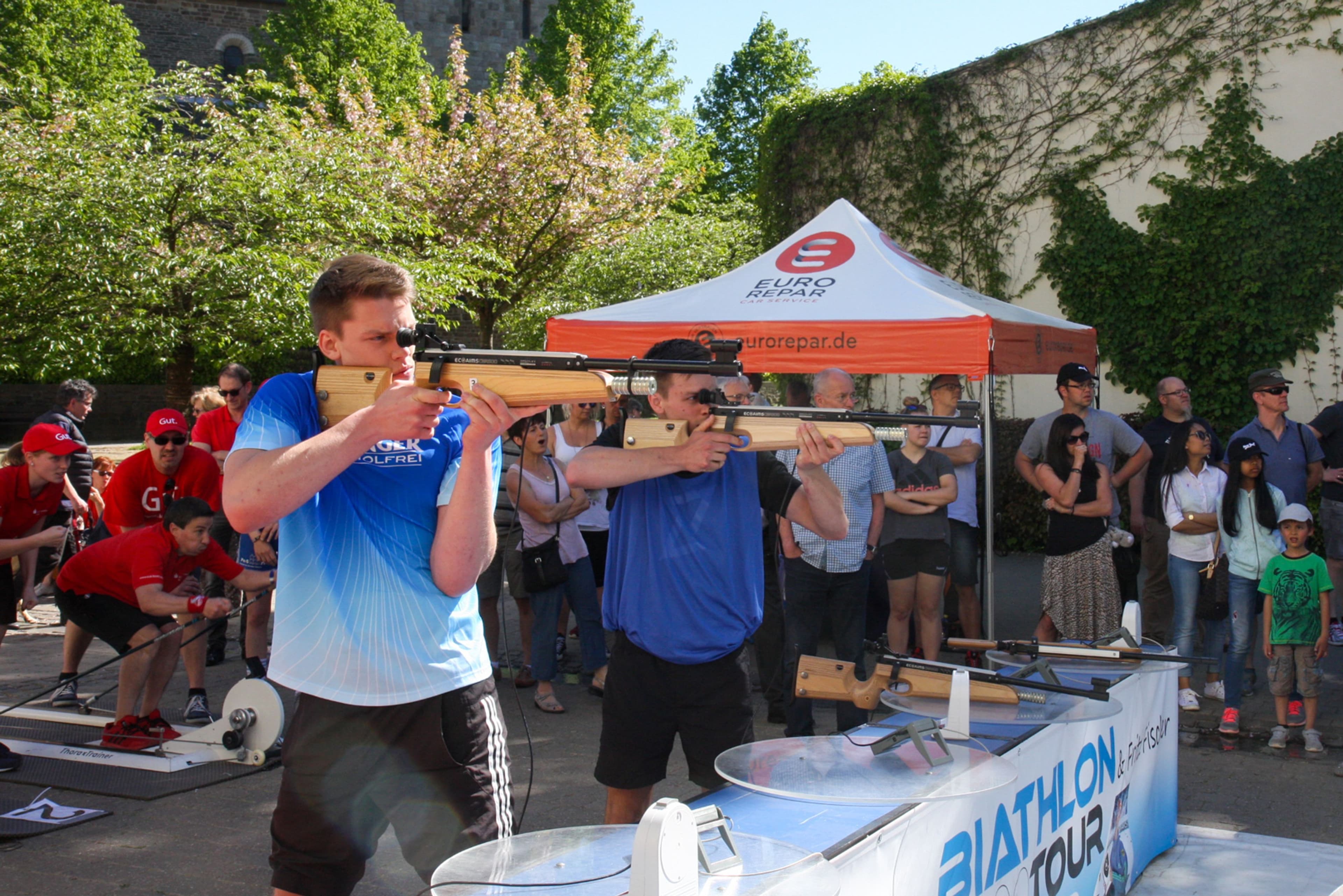 Originale Biathlongewehre mit Infrarottechnik für den Citybiathlon in Marburg., Doppelstocktechnik des klassischen Langlaufs wird auf Thoraxtrainern beim Citybiathlon simuliert.