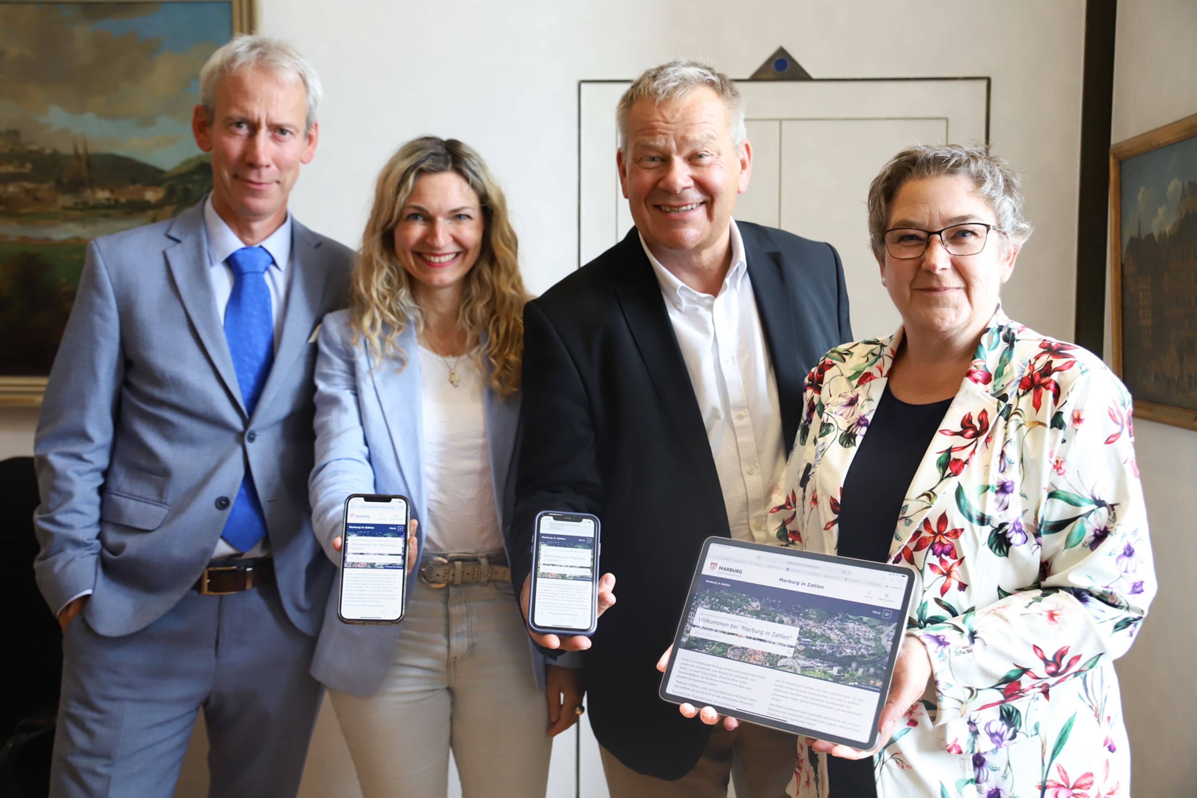 Oberbürgermeister Spies und weitere Vertreter präsentieren das neue Datenportal 'Marburg in Zahlen'.