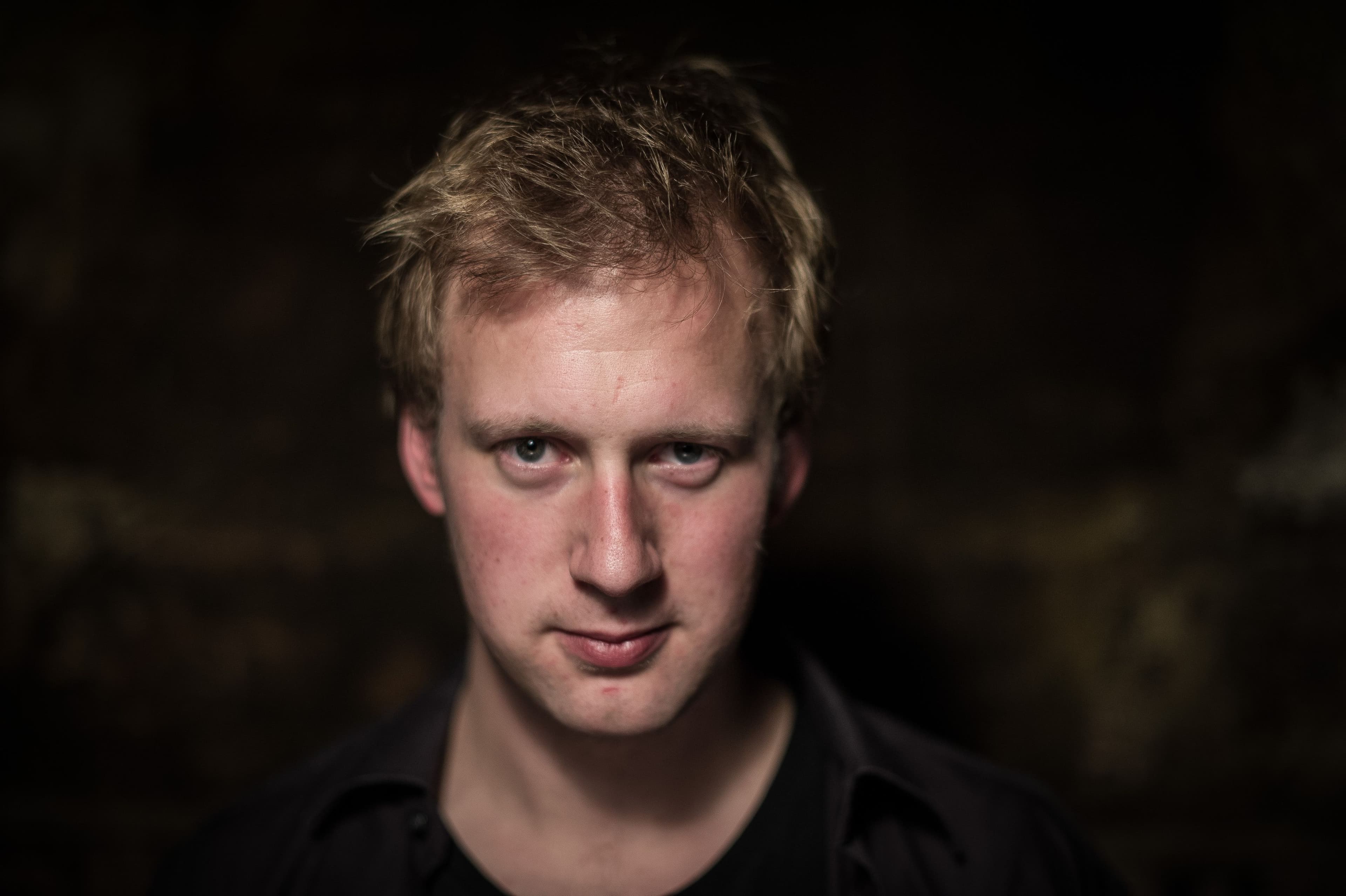 Philipp aus dem Siepen alias âFipsâ zeigt Jugendlichen das Beatboxing im Workshop.