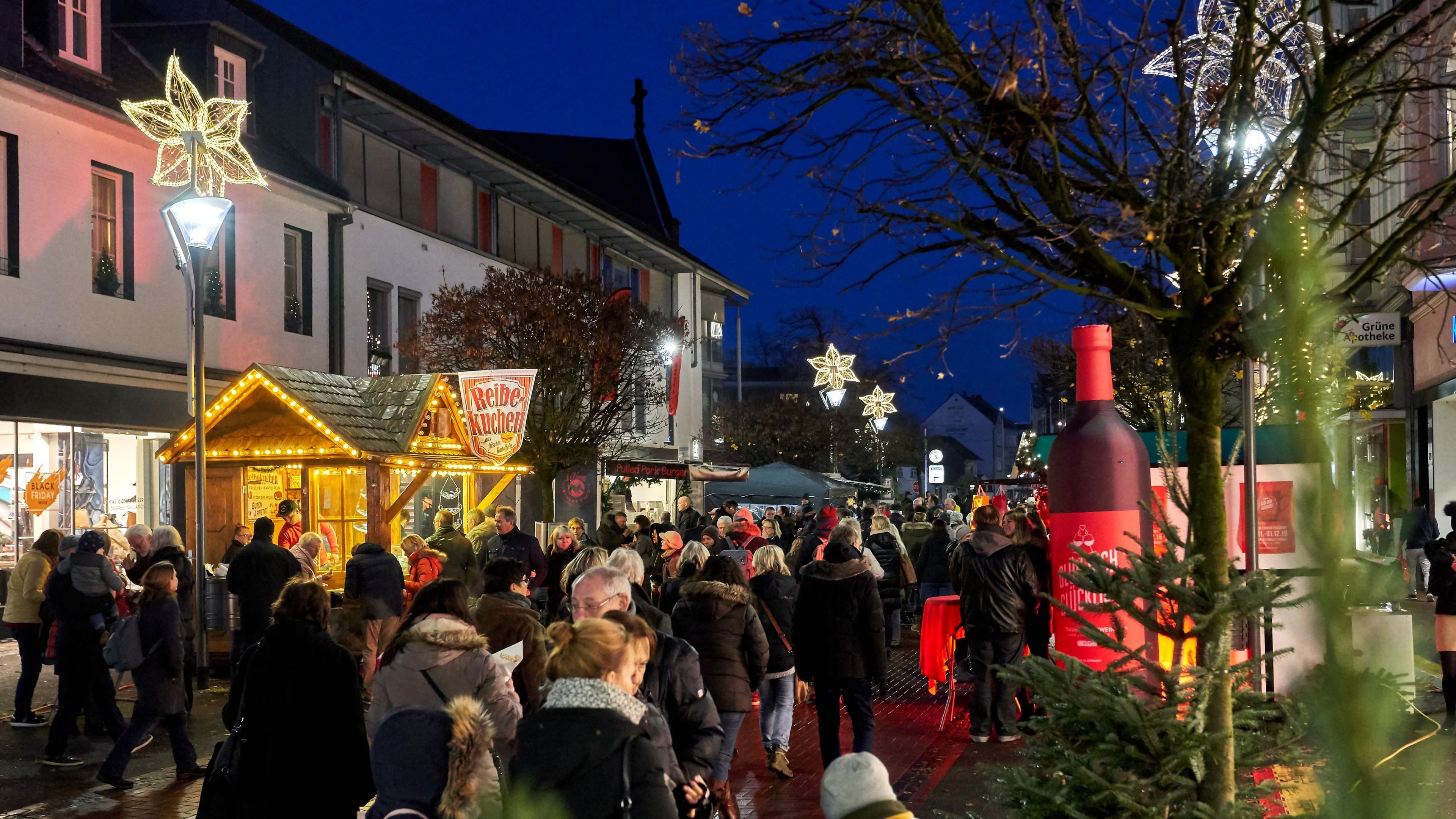 Festlicher Weihnachtsmarkt in Hilden mit vielfältigem Angebot und musikalischem Programm.