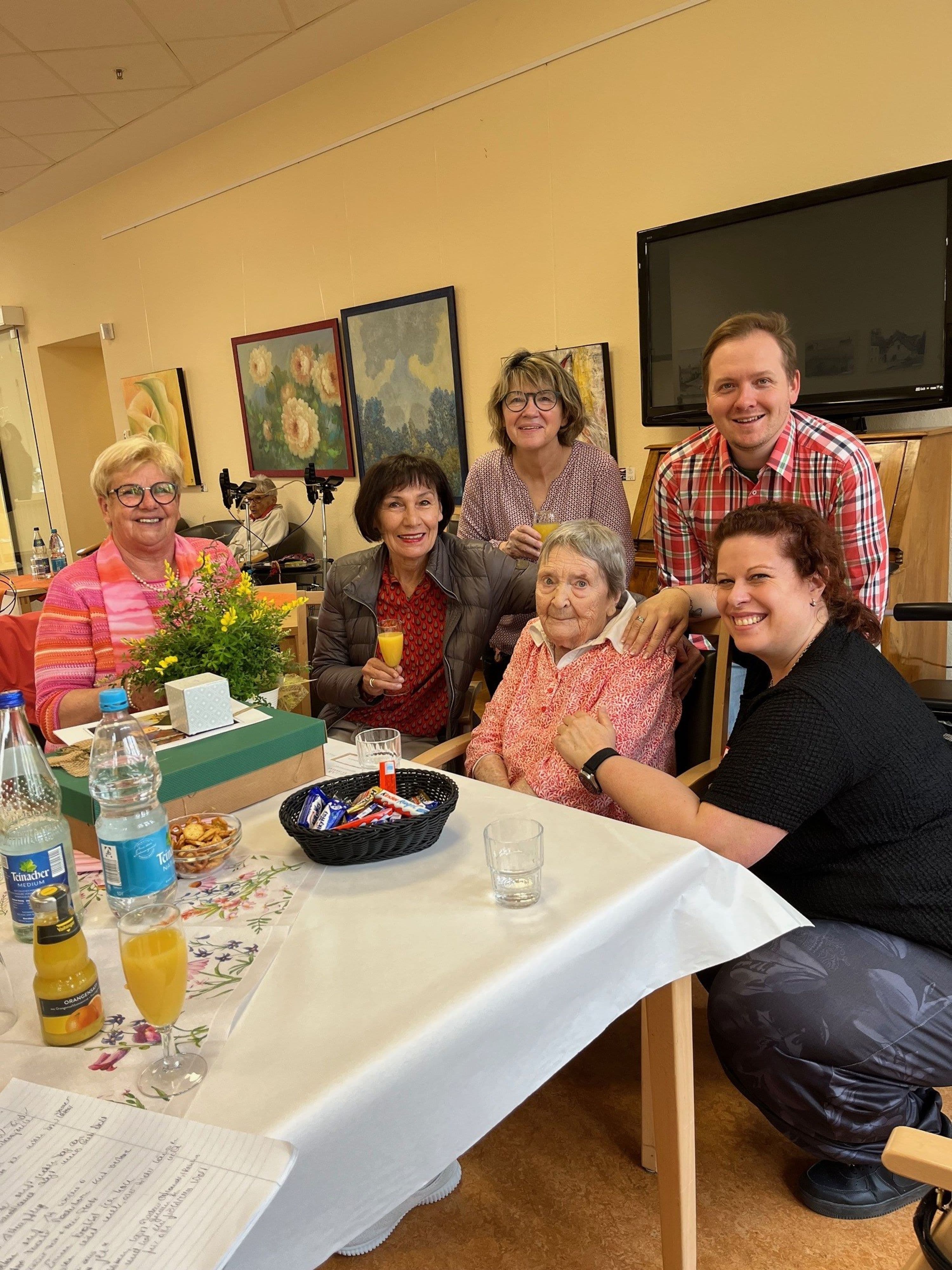 Ilse Hasse feierte ihren 102. Geburtstag im Fidelishaus, umgeben von Freunden und Gratulanten, die ihr herzlich zu diesem besonderen Anlass gratulierten.