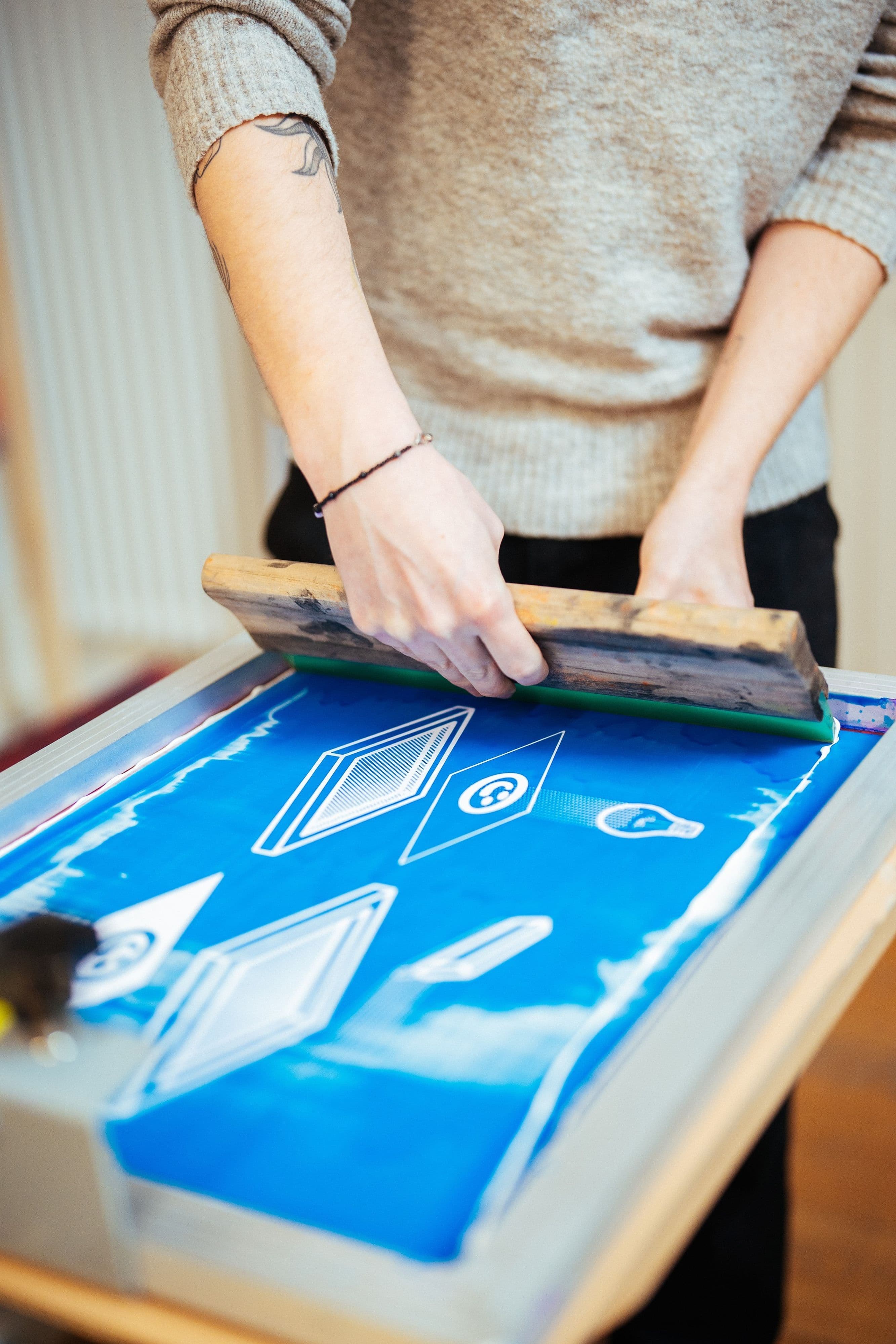 In der Kunstschule Monheim am Rhein können Interessierte an Wochenend-Workshops teilnehmen, um verschiedene kreative Techniken zu erlernen. Der Workshop zur Siebdrucktechnik ermöglicht das Gestalten individueller Textilien wie Jutebeutel und T-Shirts.