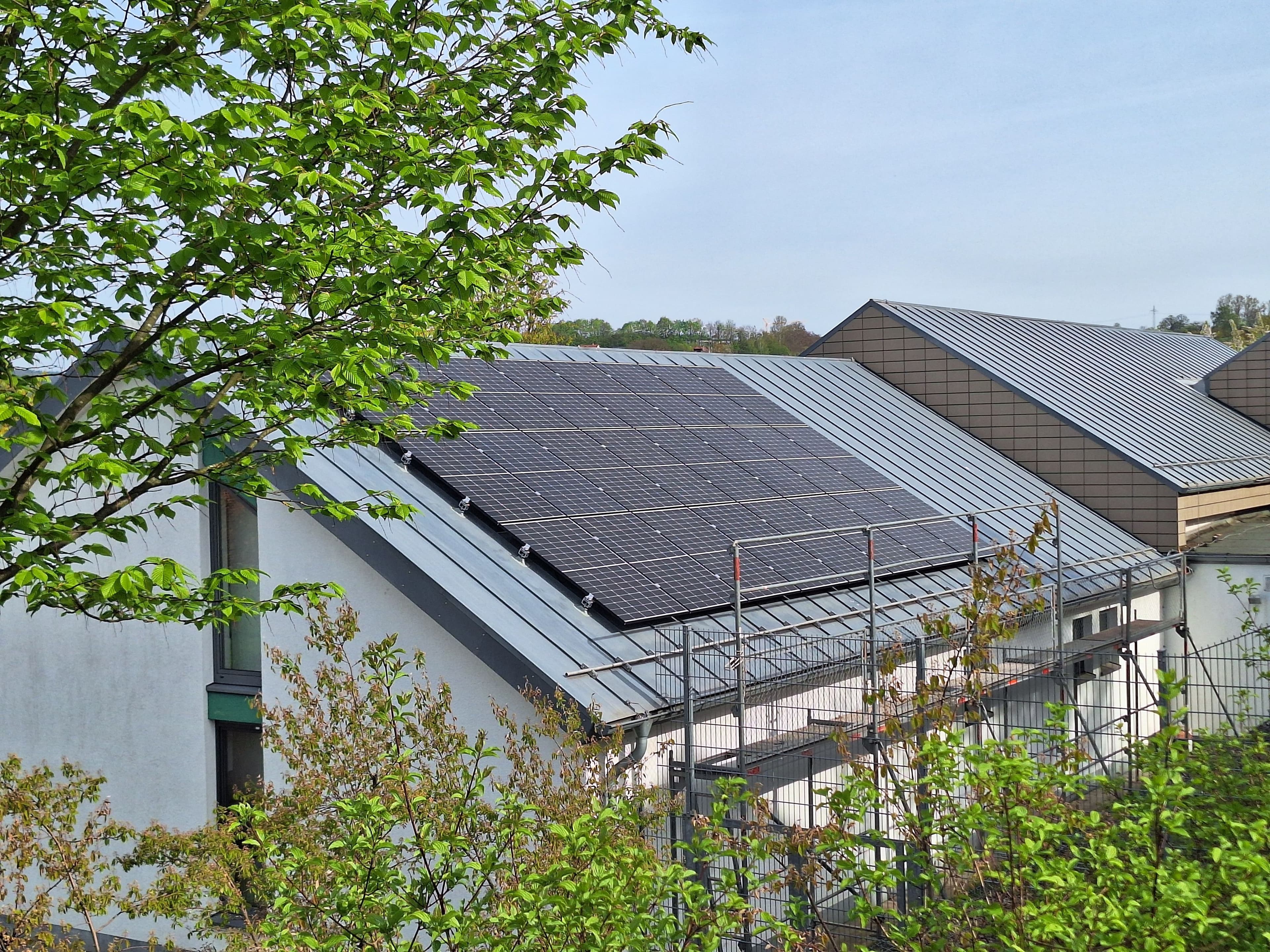 Photovoltaik-Anlage auf dem Dach des Bürgerhauses Hohe Luft als Teil des Klimaschutzes der Stadt. Photovoltaik-Anlage auf dem Dach des Bürgerhauses Hohe Luft als Teil des Klimaschutzes der Stadt.