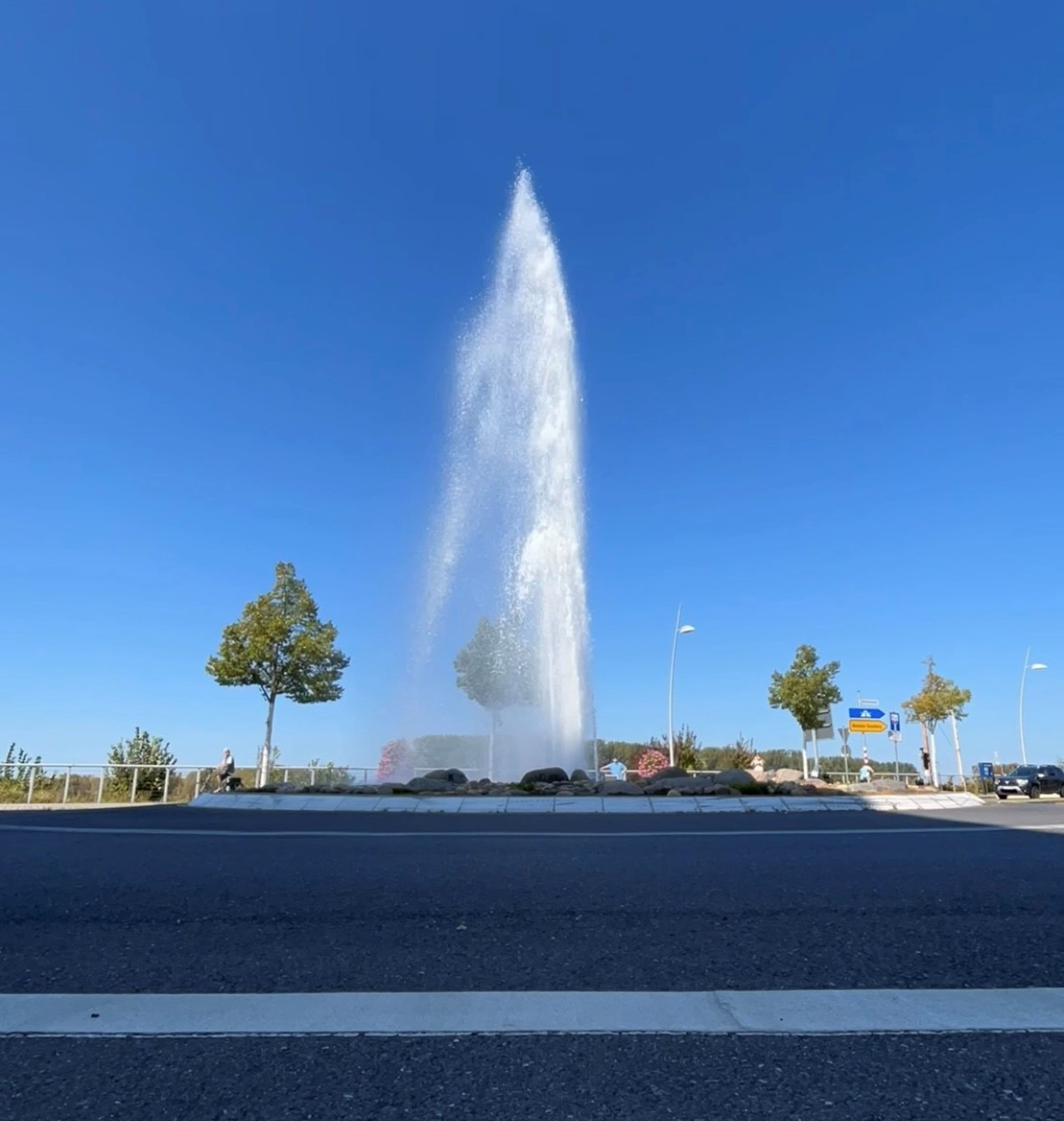 Der Geysir muss immer 64 Sonnenstunden bis zum nächsten Ausbruch sammeln.