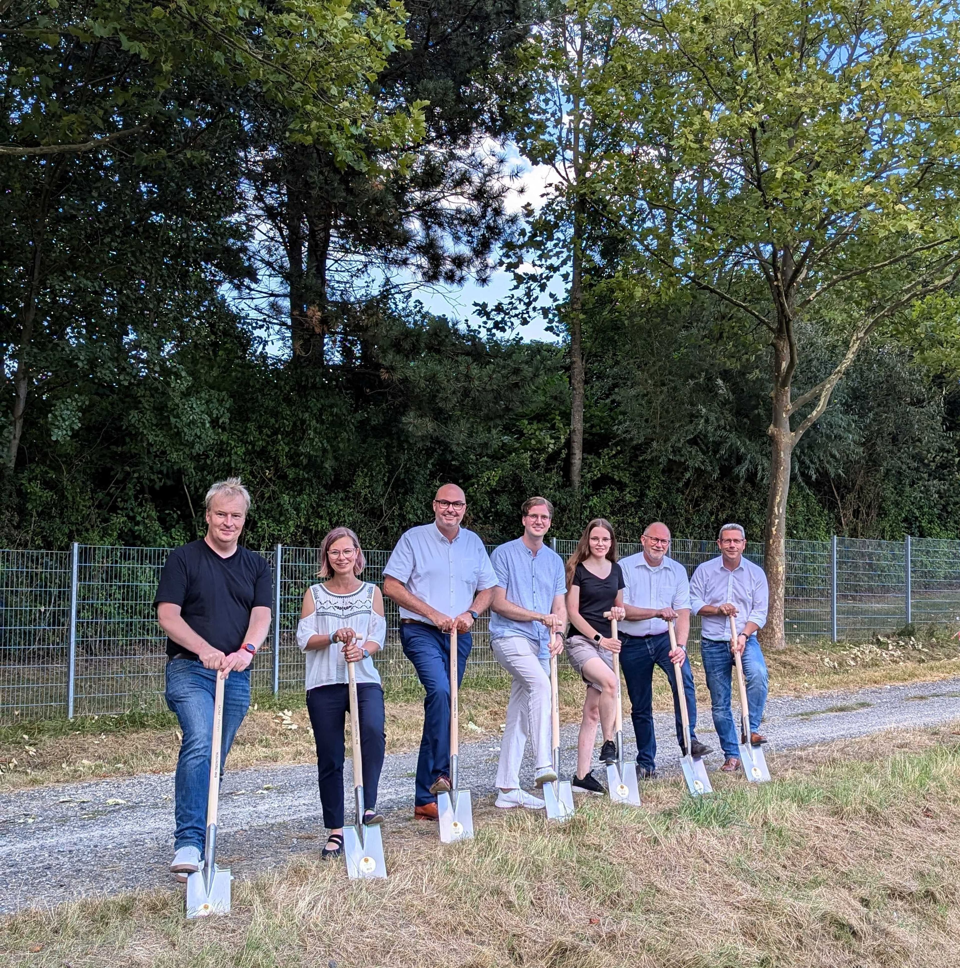 Gruppenfoto von den Teilnehmern der Pressemitteilung der Stadt Northeim, einschließlich Bürgermeister Simon Hartmann und Vertretern verschiedener Parteien und Baugesellschaften.