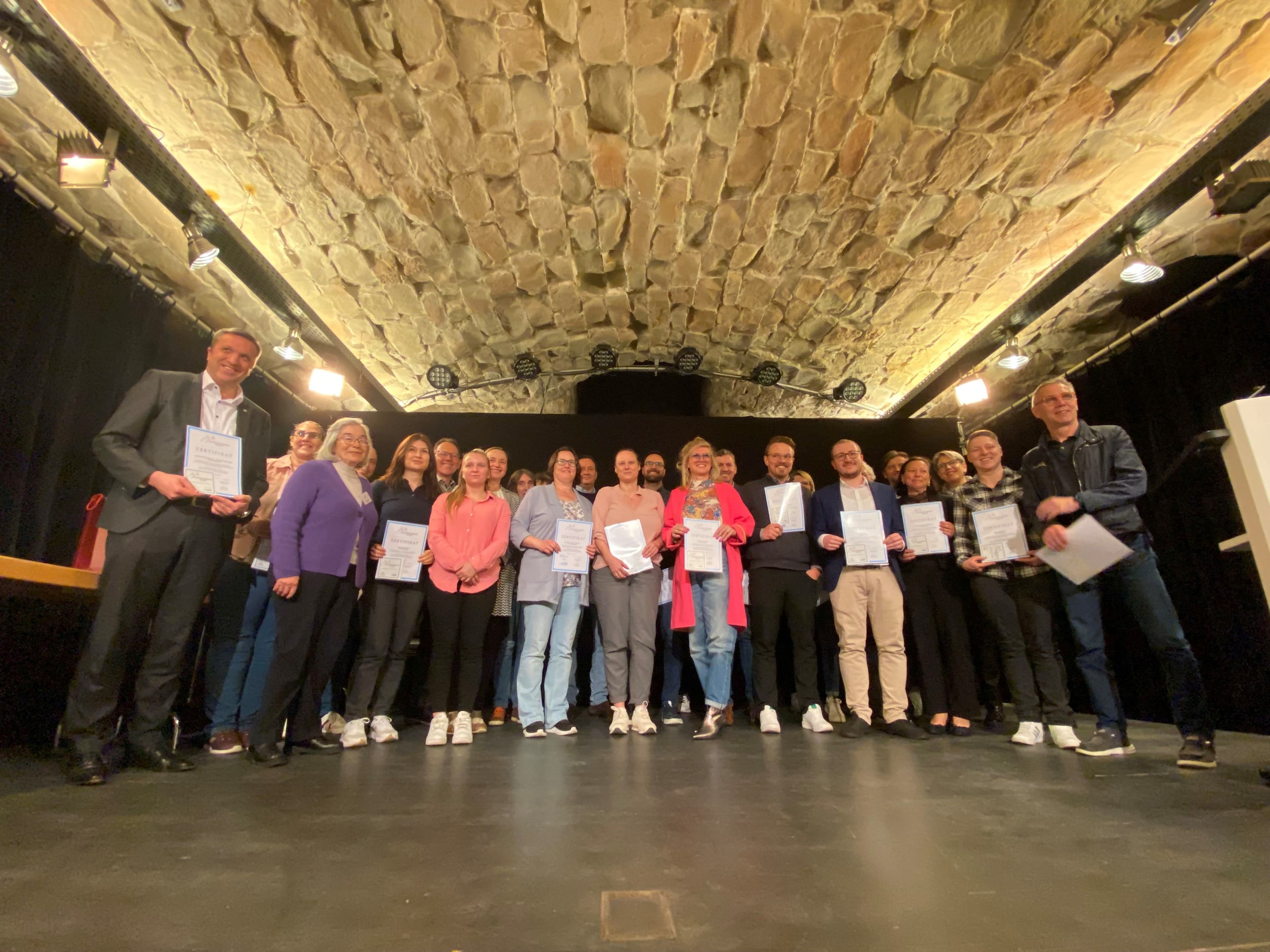 Oberbürgermeister Gert-Uwe Mende informiert die Gremien über das Vorgehen nach dem Brand im Hallenbad Kostheim