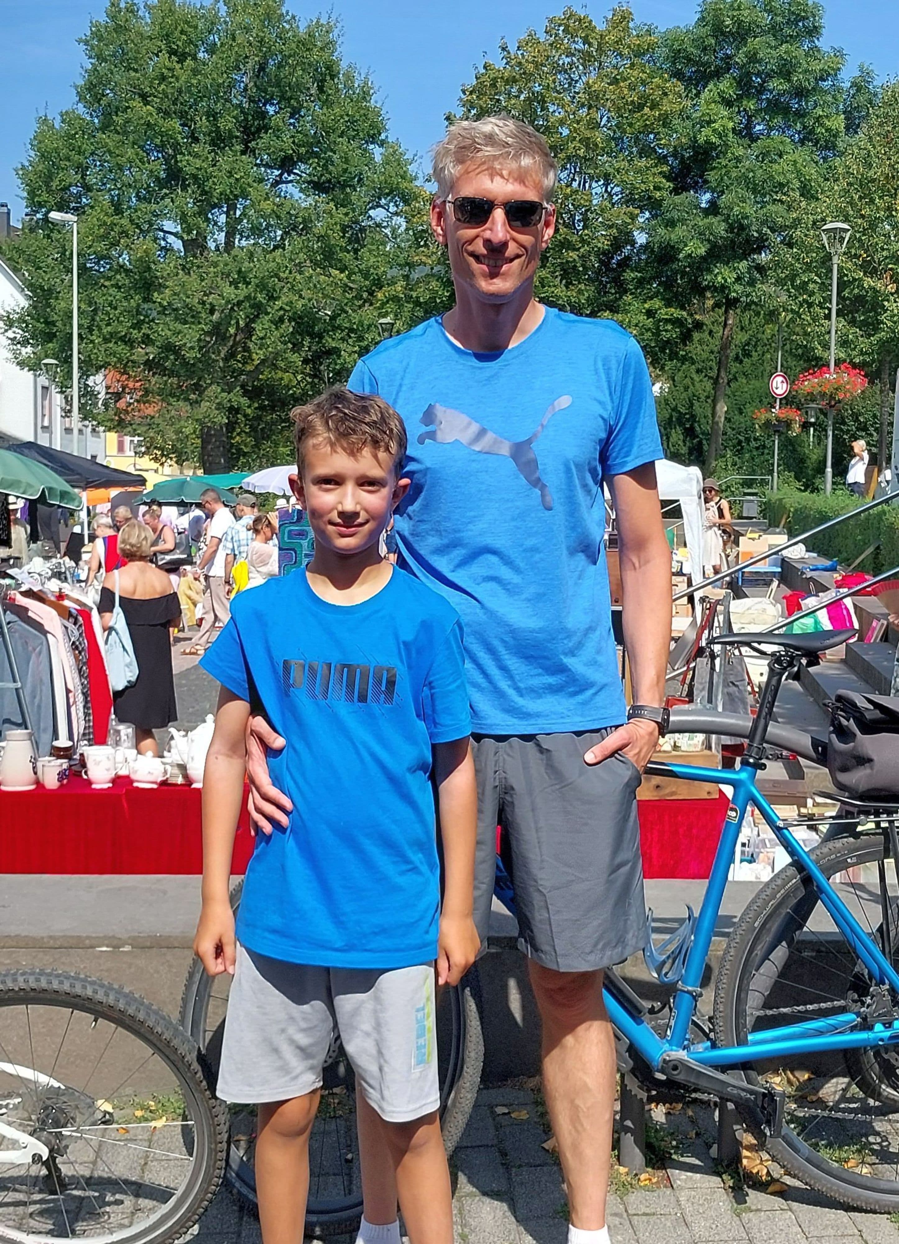 Der gelungene Auftakt des Stadtradelns in Königstein im Taunus mit Bürgermeisterin Beatrice Schenk-Motzko und dem ehemaligen Bürgermeister Leonhard Helm, der symbolisch seinen Autoschlüssel an den Stadtradel-Koordinator Christian Bandy übergibt.