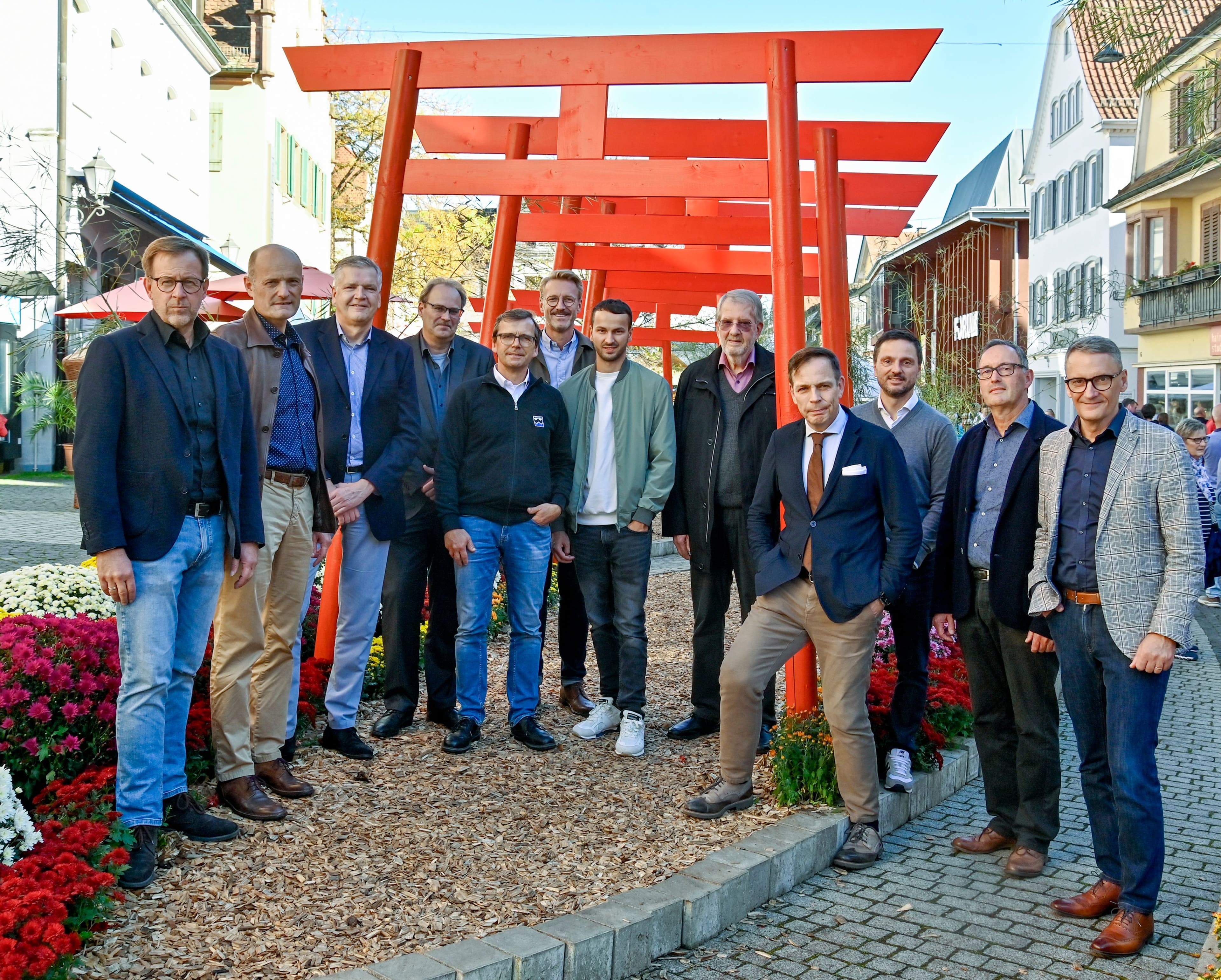 Die Arbeitsgemeinschaft Lahrer Mittelständischer Industrieunternehmen (ALMI) beteiligt sich seit vielen Jahren an der Chrysanthema. 14 Mitgliedsunternehmen finanzieren mit ihrem Sponsoring den japanischen Garten am Urteilsplatz. Die Stadt Lahr dankt den beteiligten Unternehmen: Leser, welter Zahnrad, Wagner System, Heinrich Caroli GmbH, Schwarz Betonbau, Polar Form, Schwarzwald-Eisen, NELA Brüder Neumeister, Bonacelli, Rubinmühle, Eichner Bau, Stihler Apparatebau, fs Etiketten, Grieb Verpackungen.