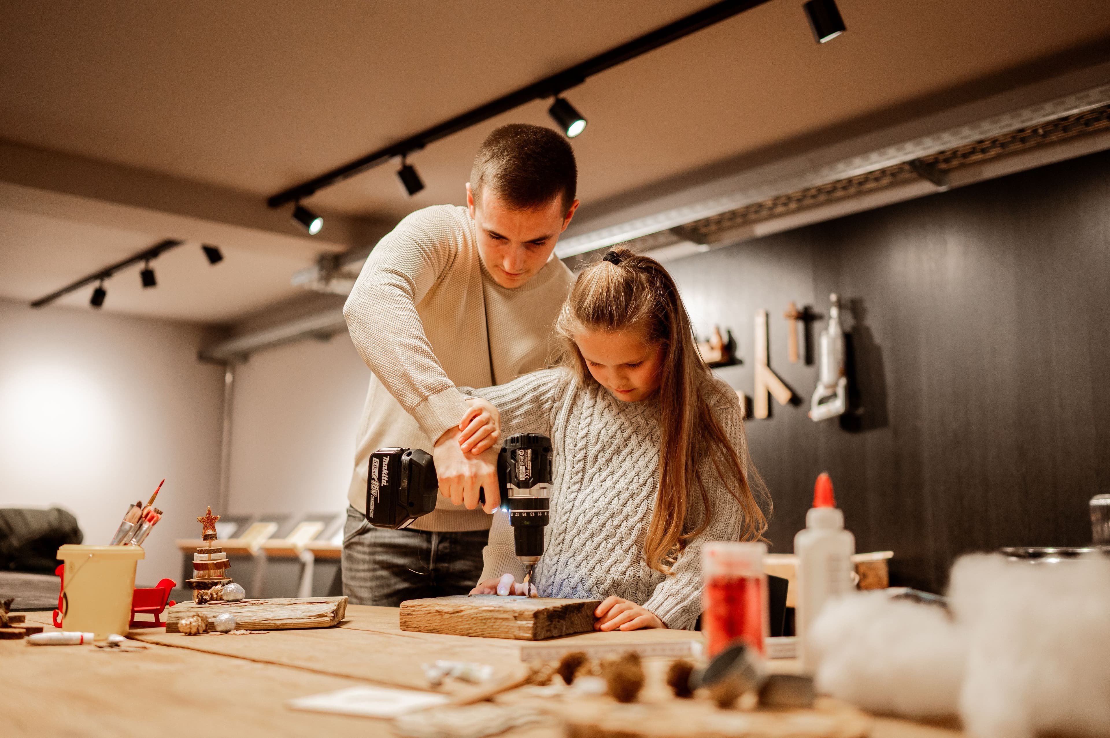 Kreative Workshops für Kinder während der Adventszeit verwandeln die Rosenstraße in eine weihnachtliche Werkstatt.